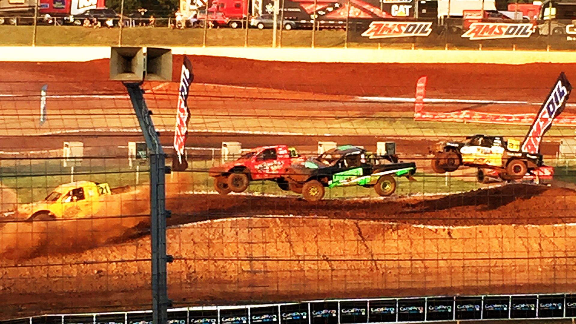 truck-dirt-racing