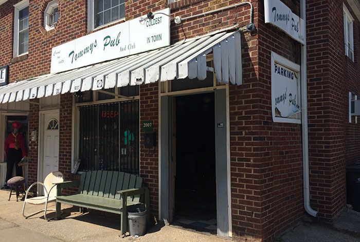 Outside-of-Tommys-bar-charlotte-nc