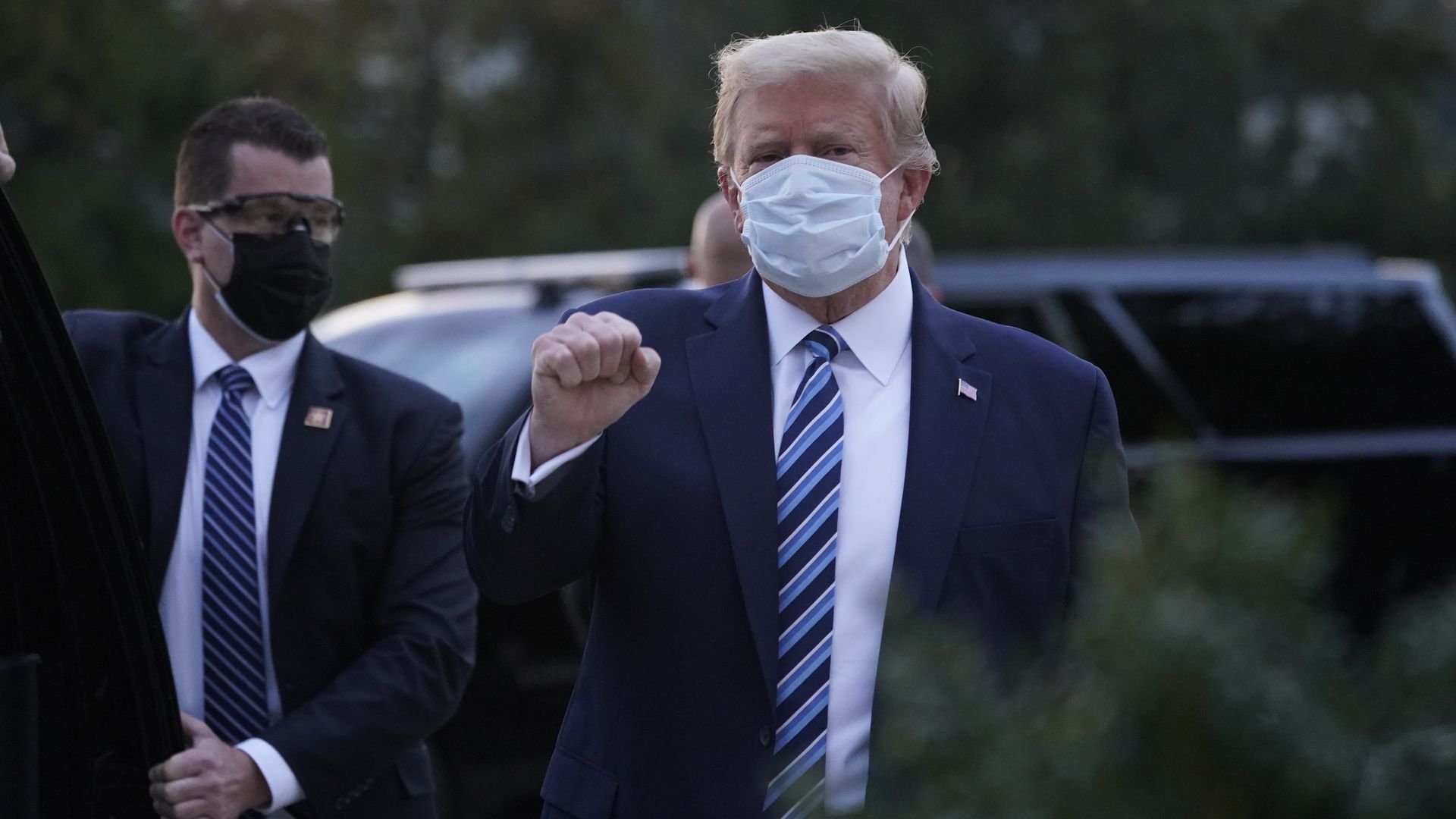 Donald Trump wearing a medical mask