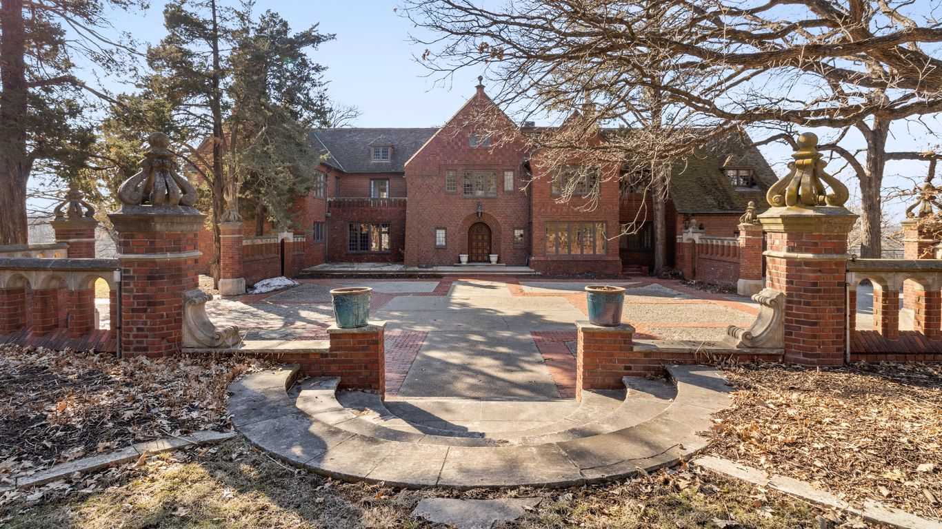 des-moines-hubbell-mansion-is-for-sale-axios-des-moines