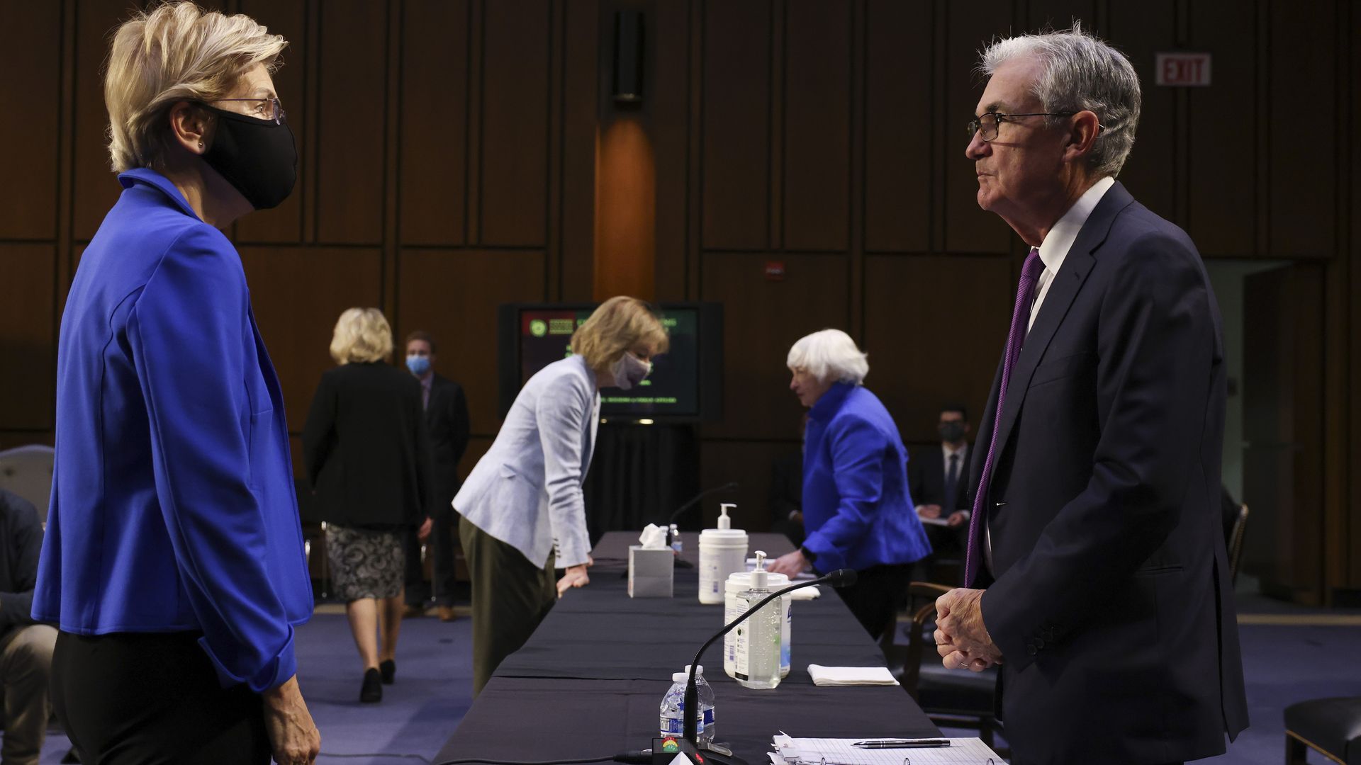Senator Elizabeth Warren and Fed Chair Jerome Powell