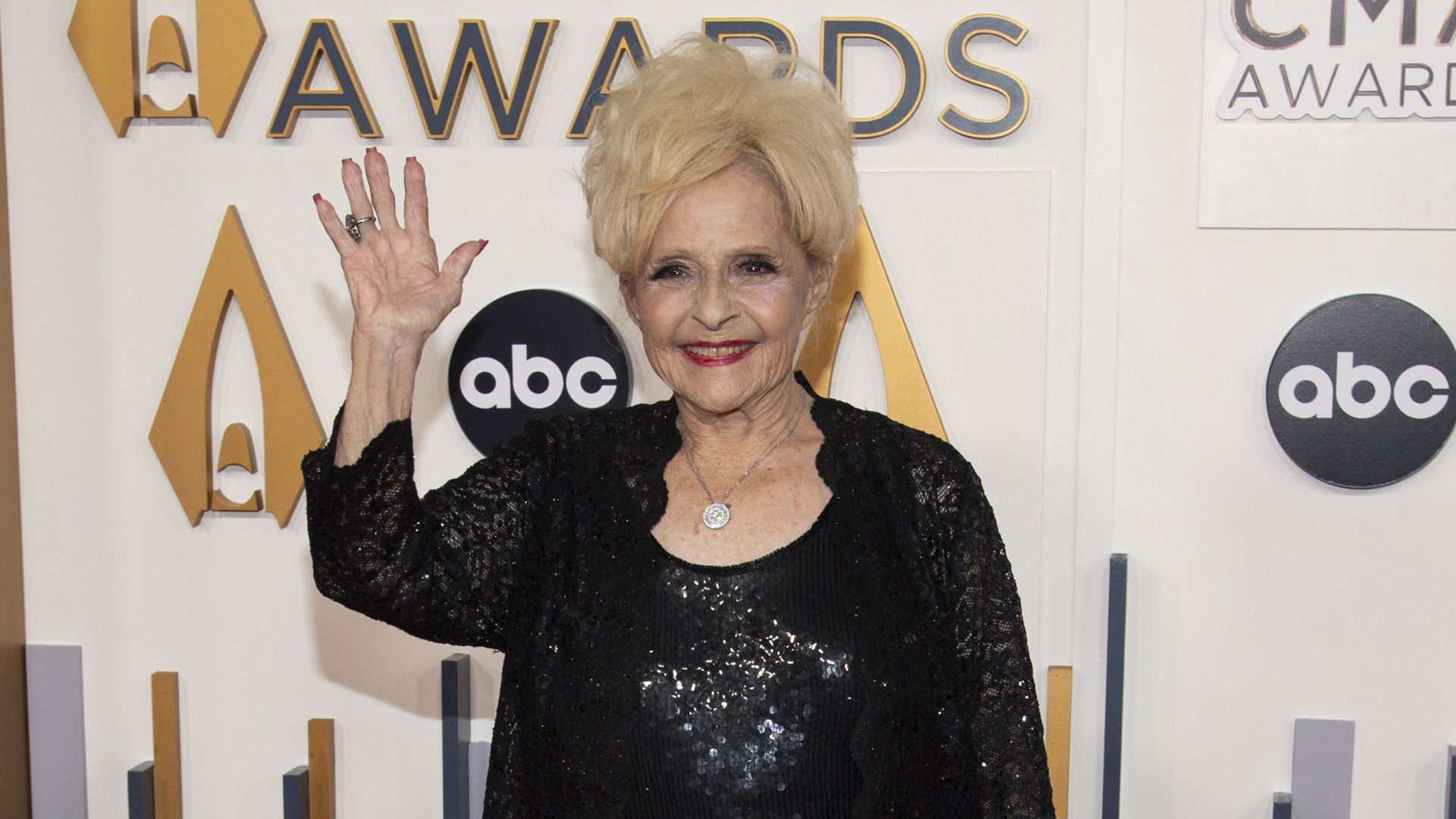 Brenda Lee waving.