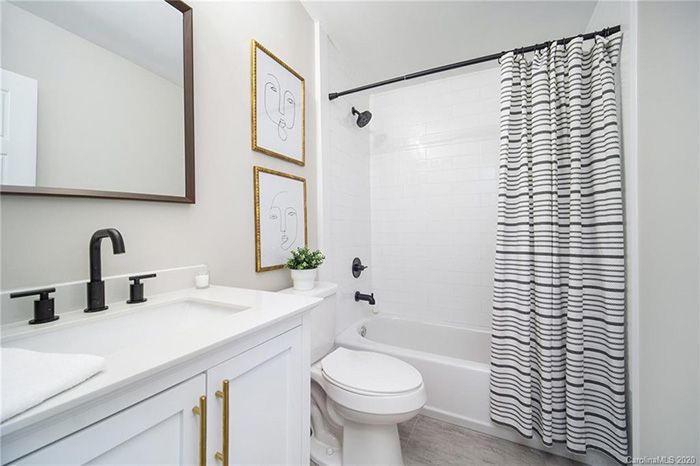 3120 Parkway Ave bathroom