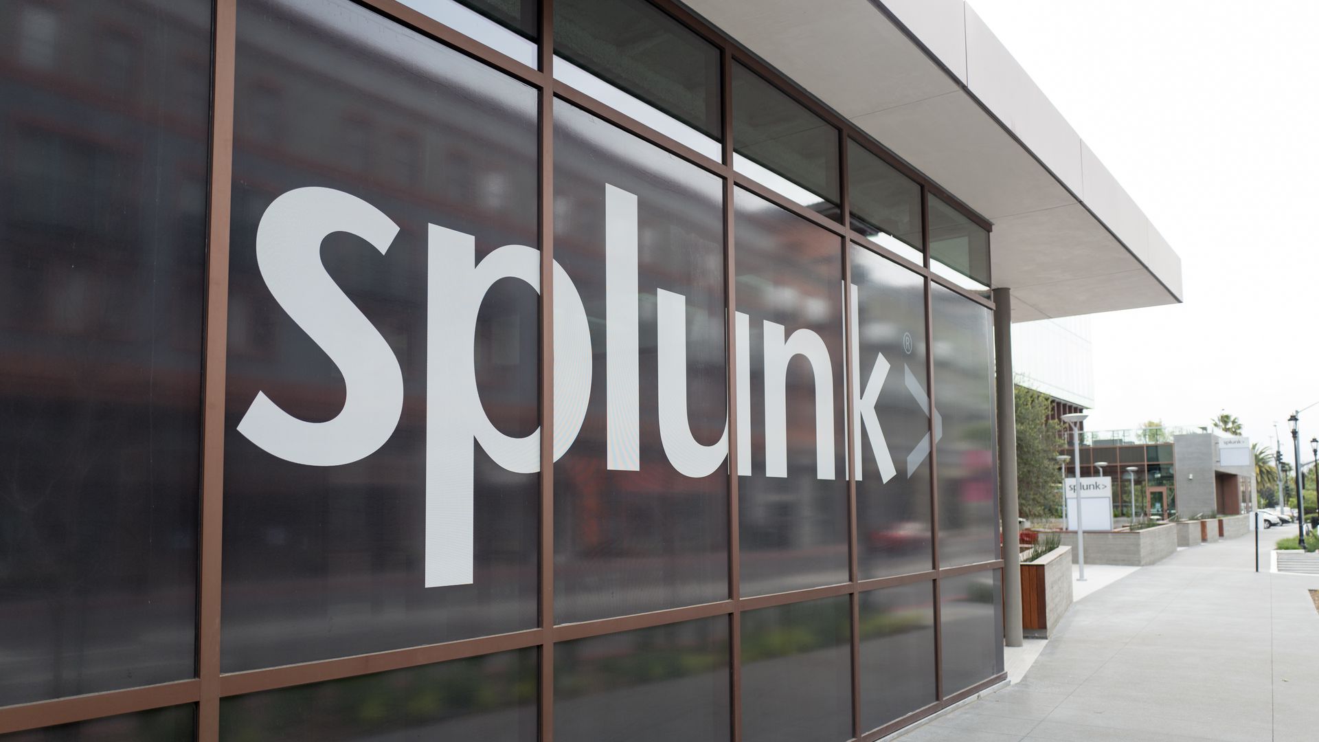 Image of the Splunk logo on an office building