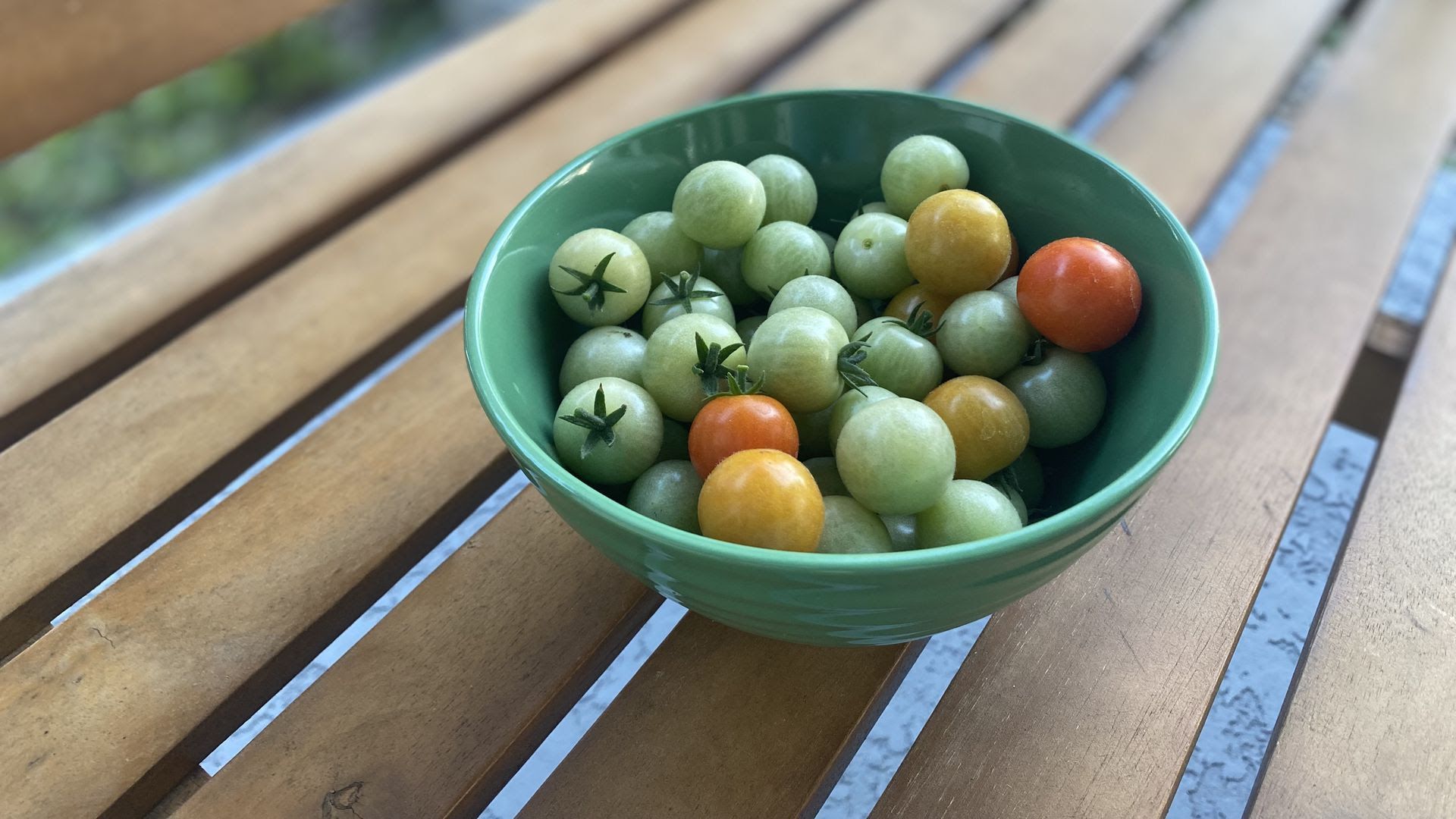 A bowl of green cherry tomatoes. 