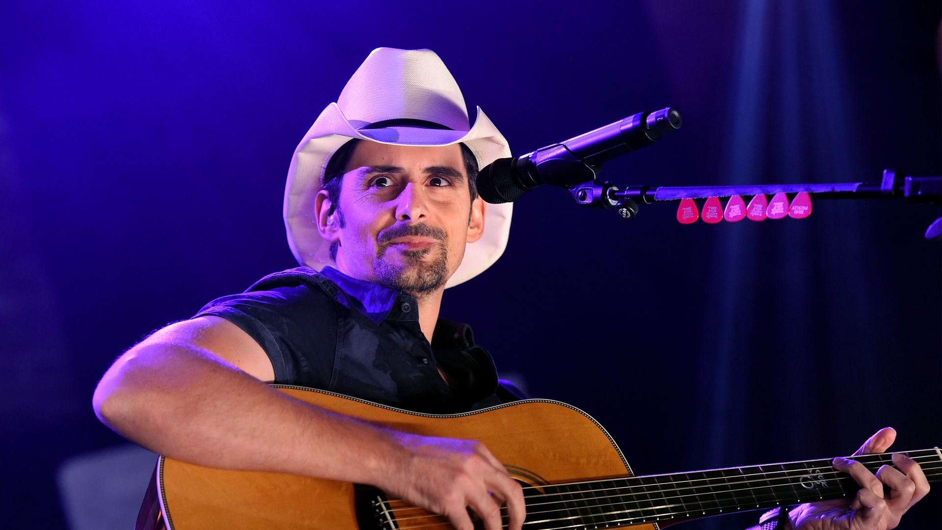 Brad Paisley playing guitar.