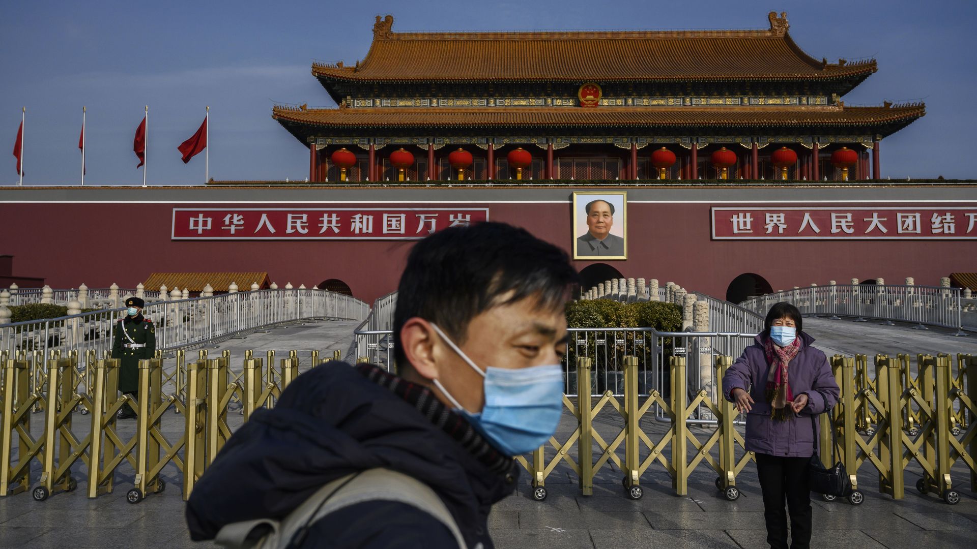 A Chinese couple wear masks as they visit the Tiananmen Gate 