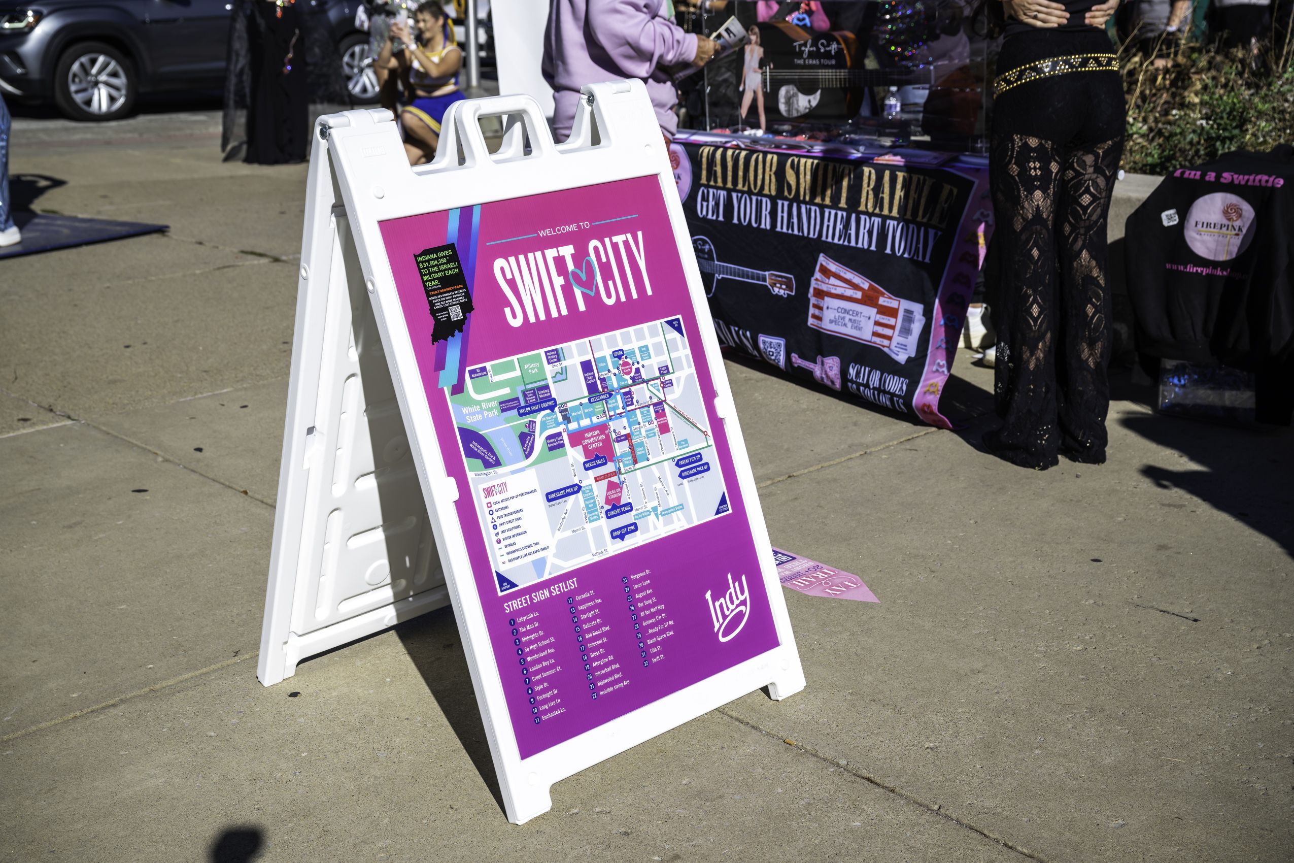 A sign that says swift city