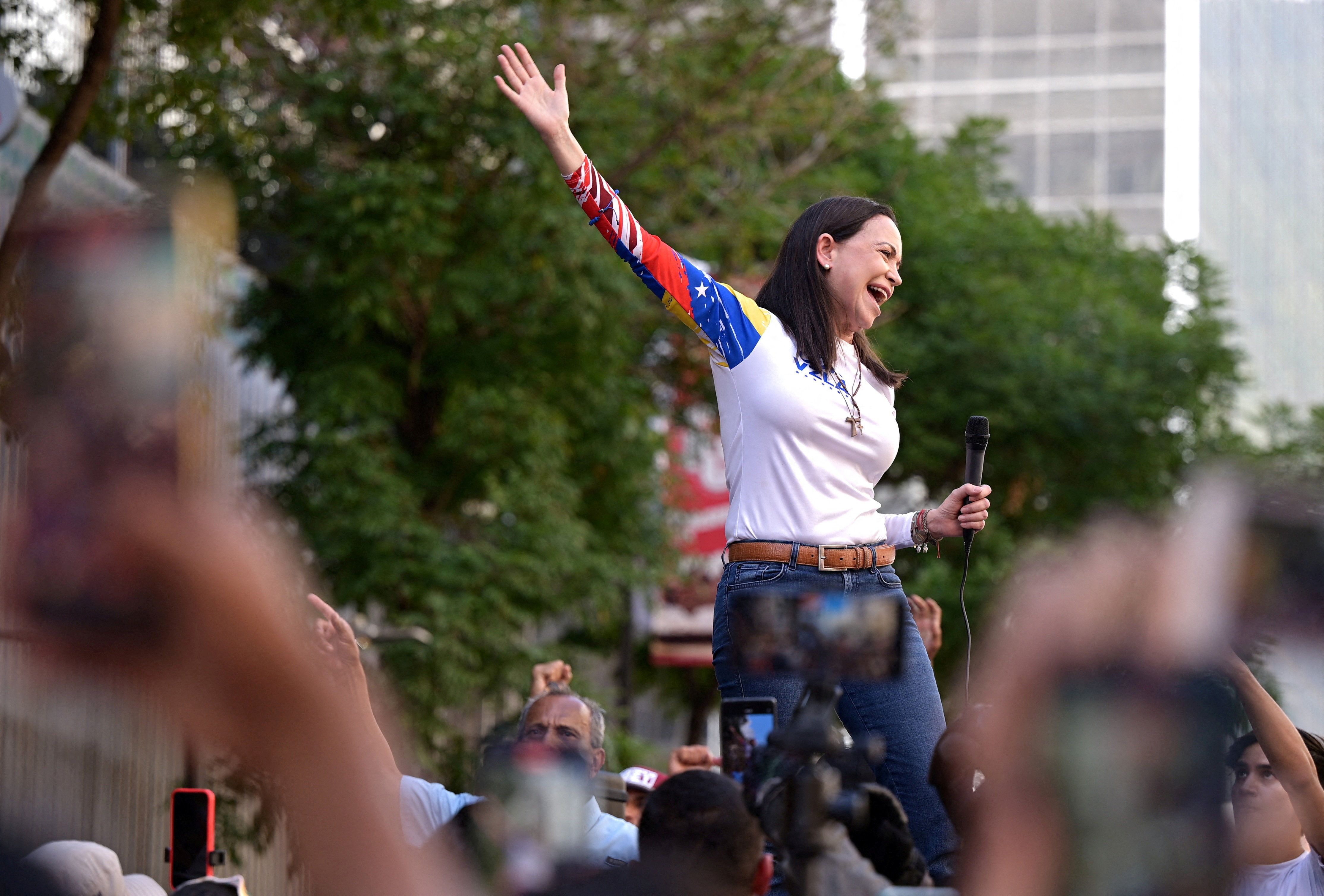  Venezuelan opposition leader Maria Corina Machado gestures as she addresses supporters at a protest ahead of the Friday inauguration of President Nicolas Maduro for his third term, in Caracas, Venezuela January 9, 2025. REUTERS/Gaby Oraa/File Photo