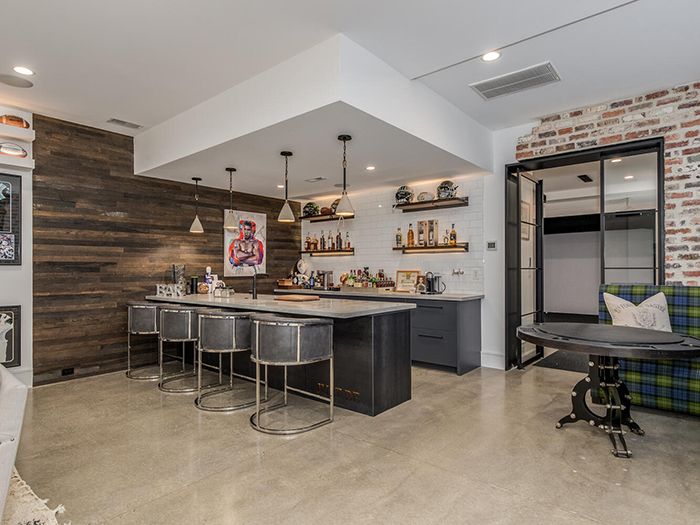 2715 Loch Ln bar main