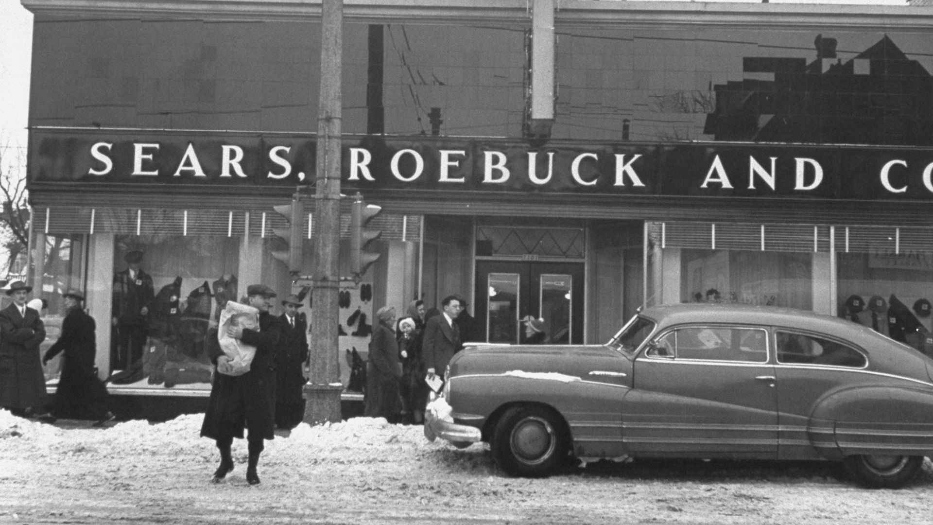 Black and white photo of Sears storefront in 1943