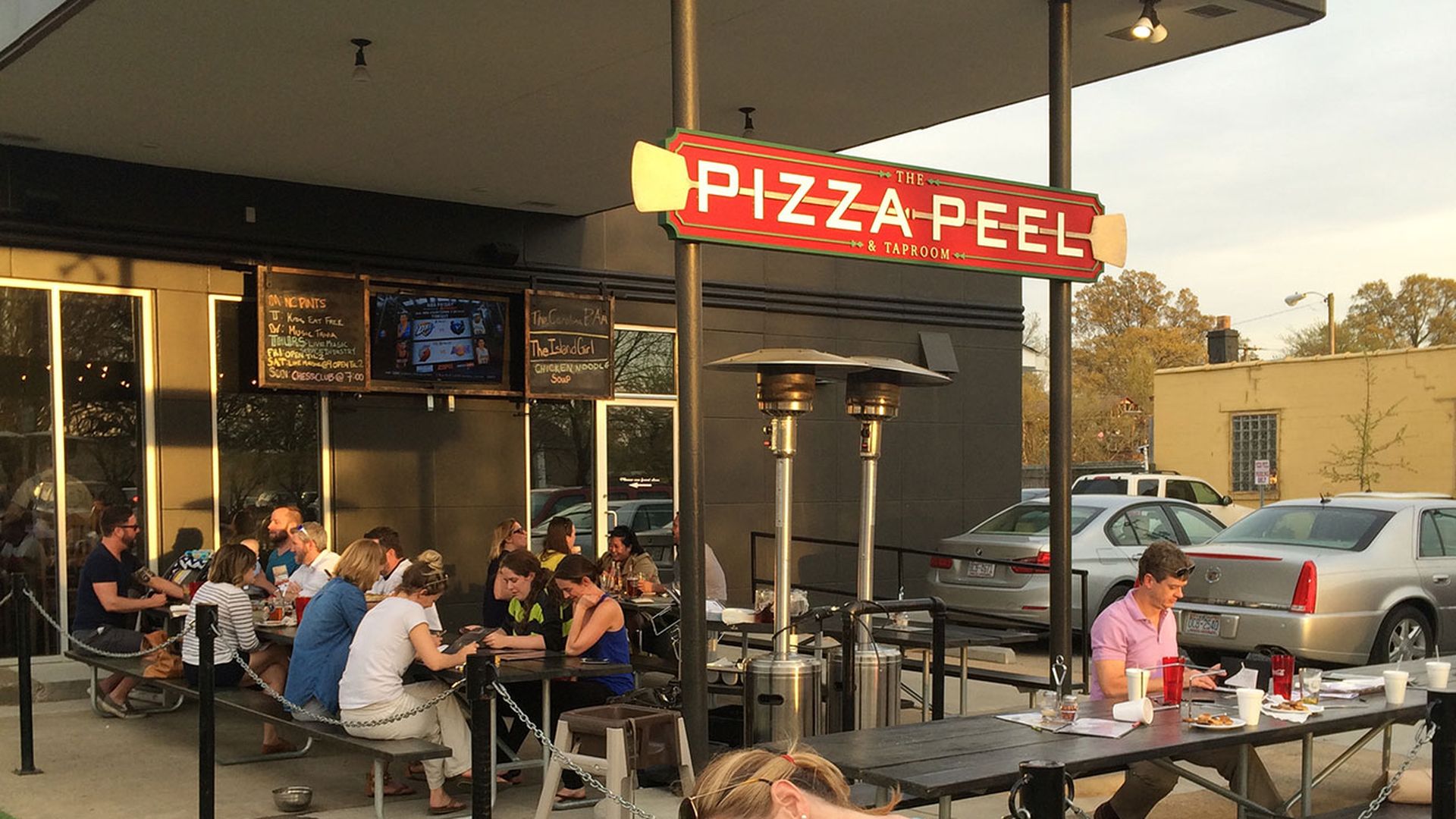 Pizza-Peel-outdoor-seating