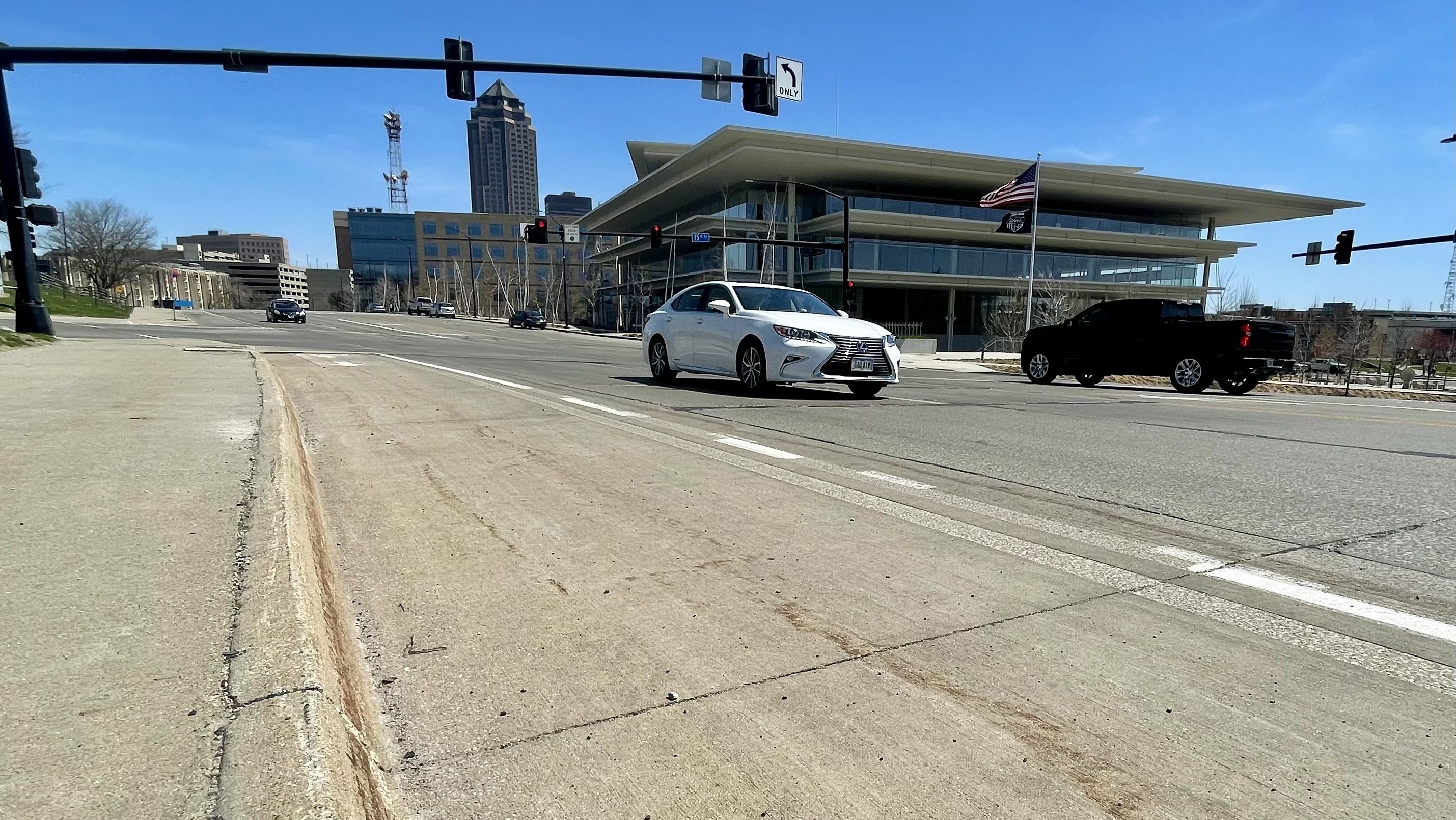 A photo of Ingersoll Avenue in Des Moines.
