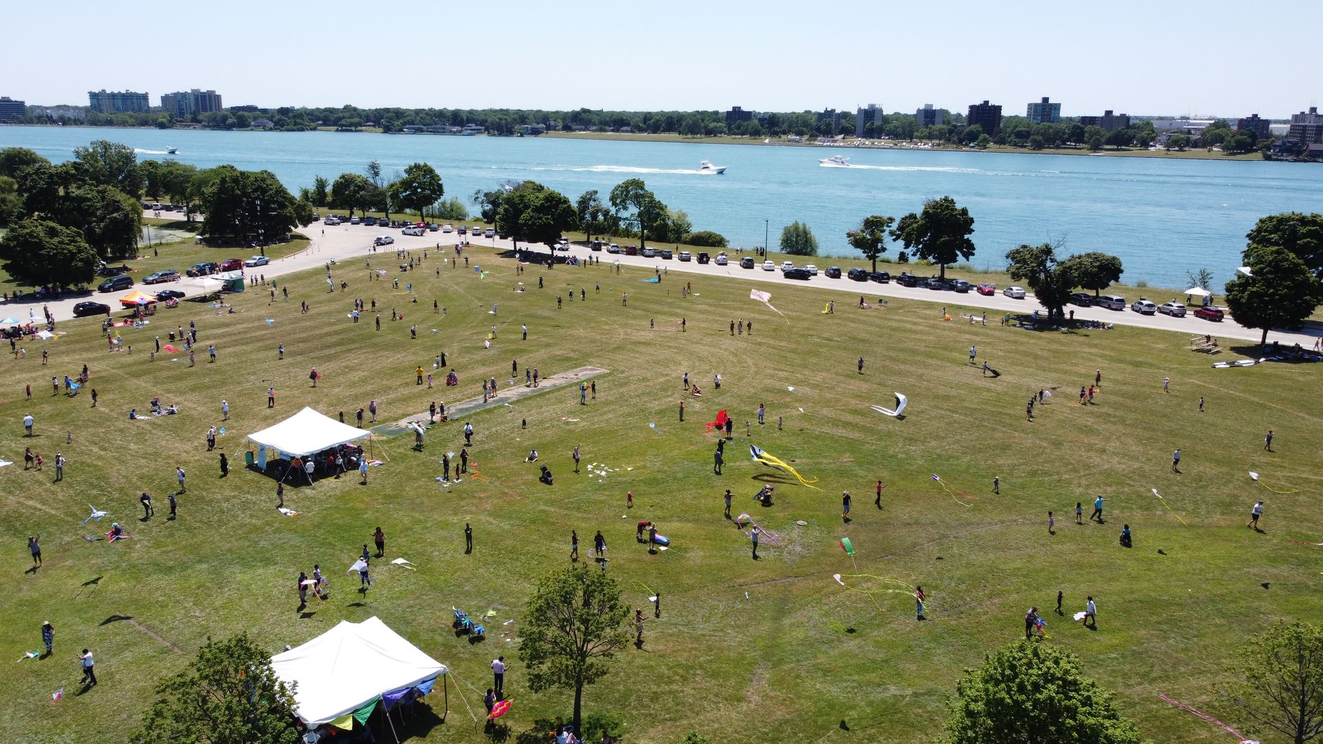 Cricket field on Belle Isle was filled with kite flyers of all ages and experience Sunday. Samuel Robinson/Axios