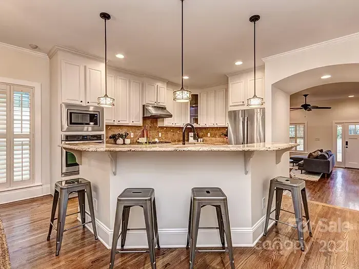 2440 Kingsbury Dr. kitchen