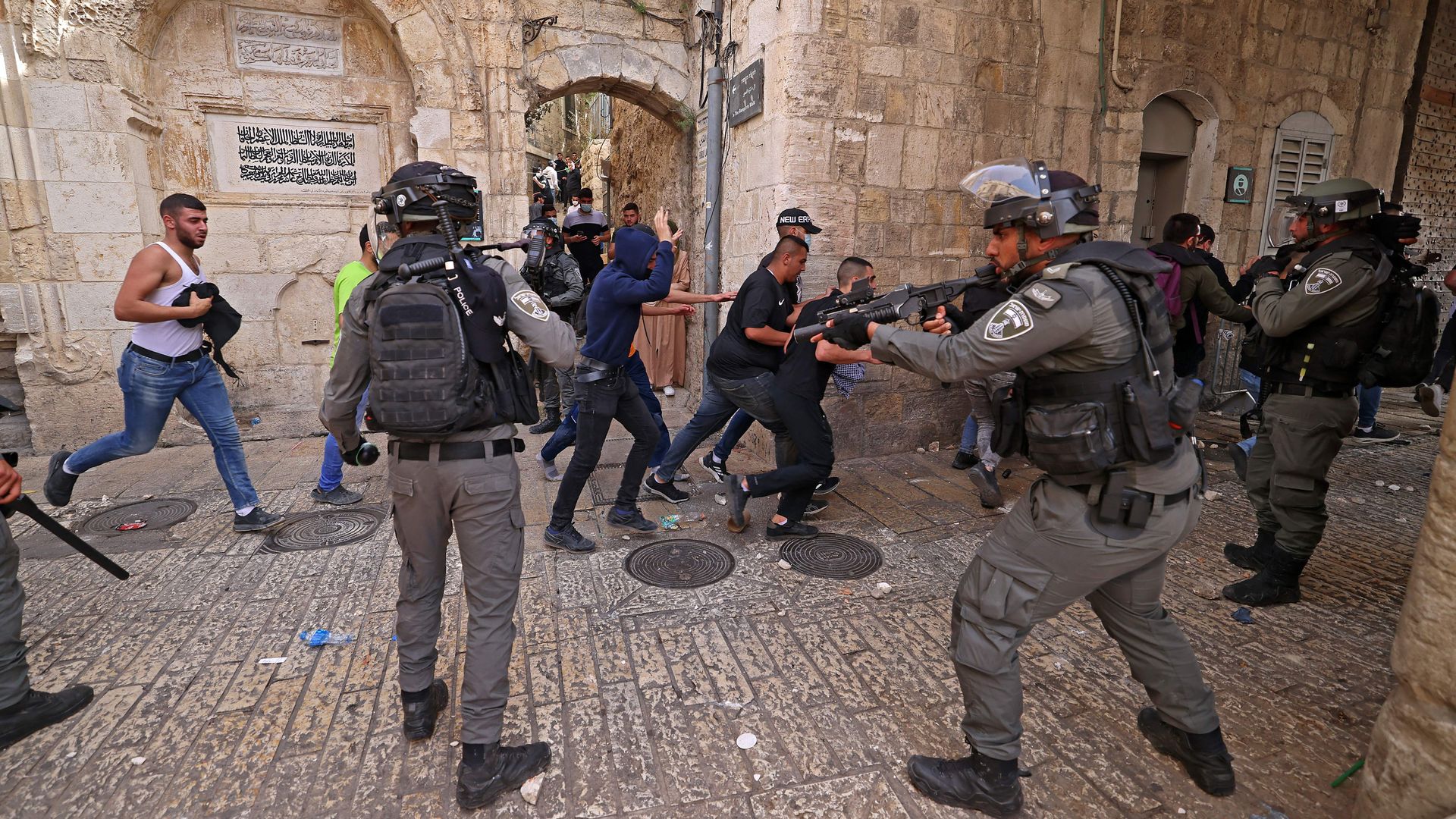  Palestinian protesters run from Israeli security forces amid clashes in Jerusalem's Old City on May 10