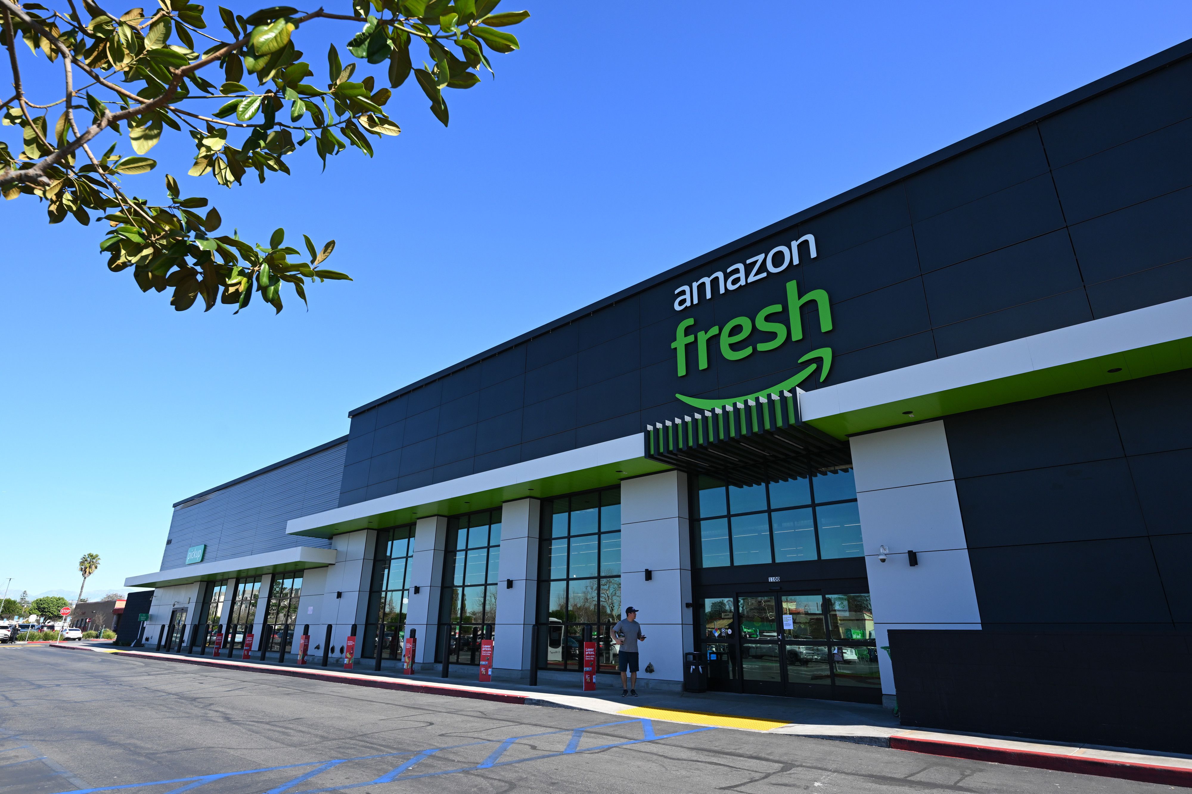 axios.com - Justin Kaufmann - Amazon rethinks brick-and-mortar retail in Illinois