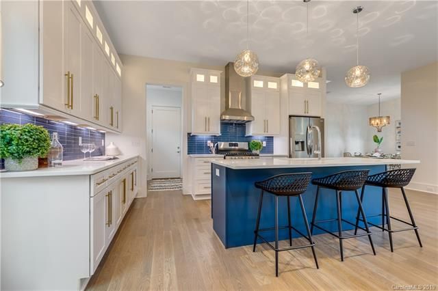 4118 Commonwealth Ave kitchen