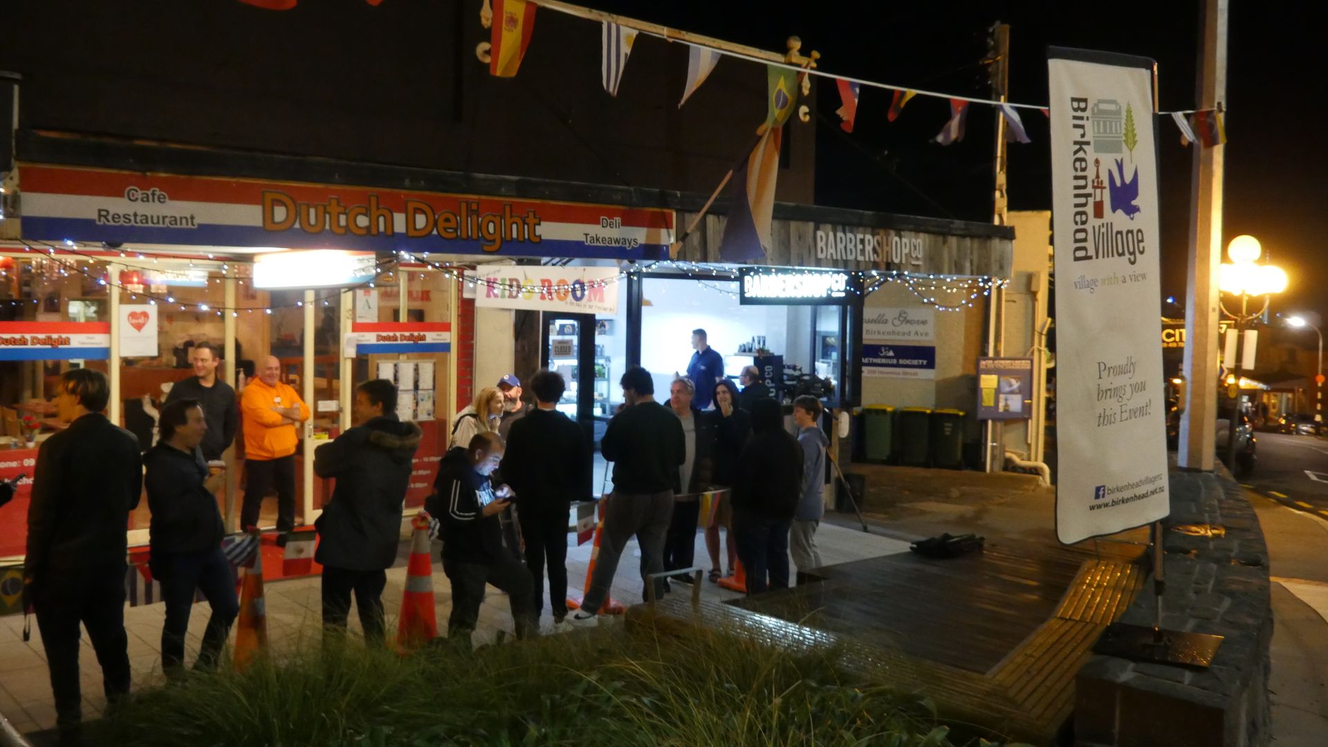A cafe and barbers shop in the Auckland suburb of Birkenhead open at 1 minute past midnight after New Zealand moved into lockdown level 2