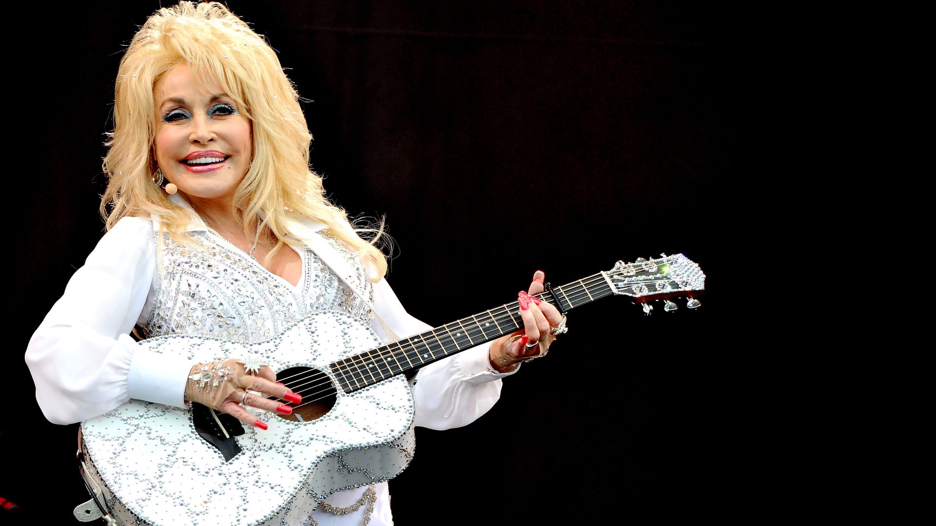 Dolly Parton plays guitar