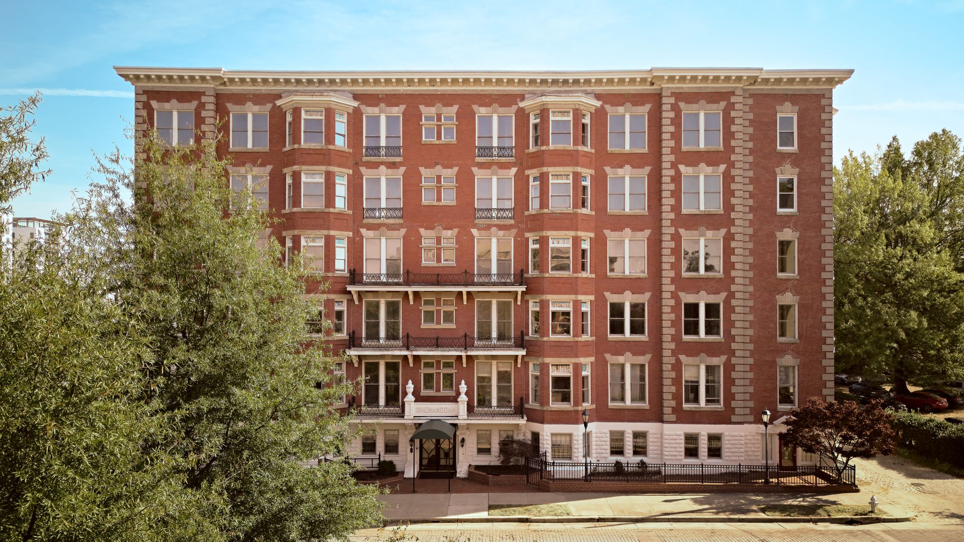 a 6-story fancy looking big building. 