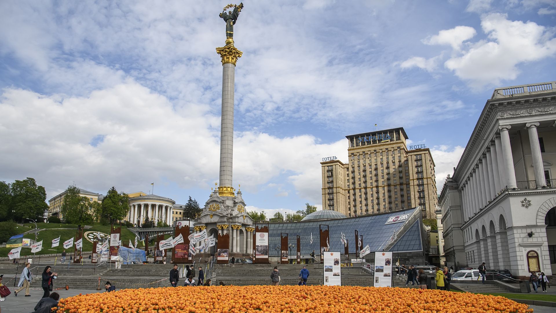 A large flowerbed of blooming tulips on Independence Square in Kyiv.