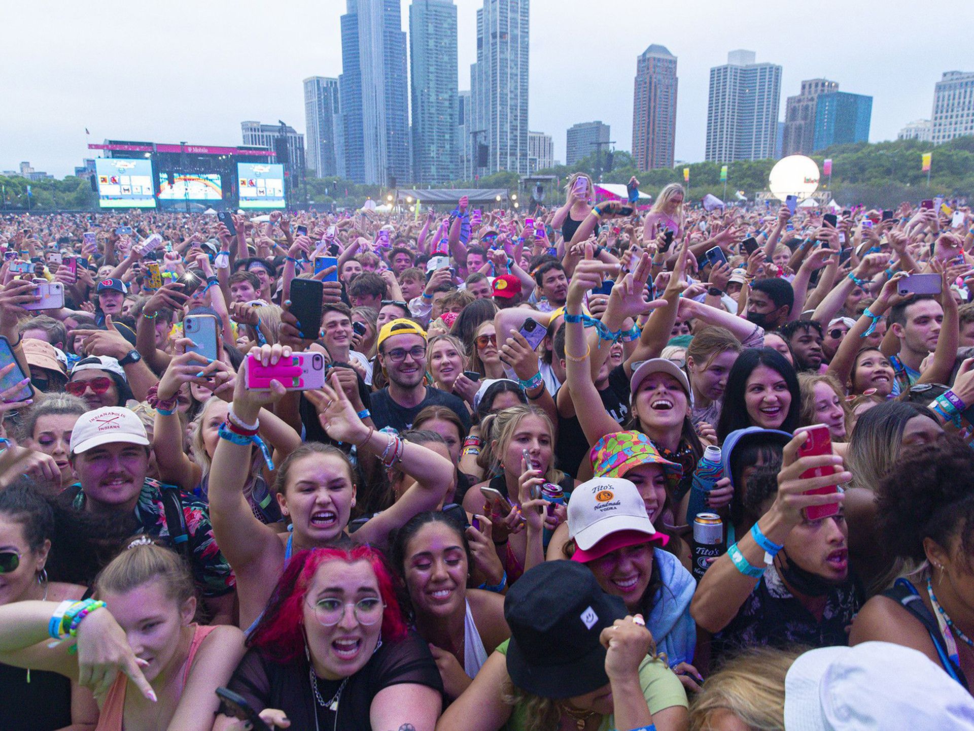 Street closures underway ahead of Lollapalooza in Grant Park - CBS