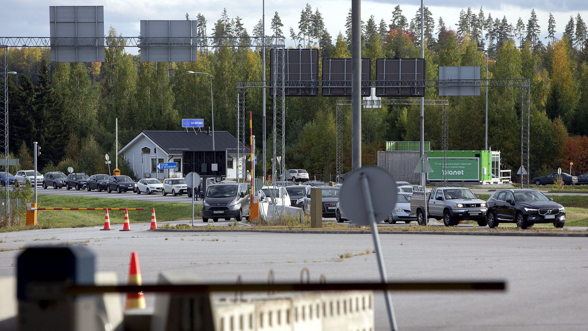 A line of cars at the Russian border with Finland