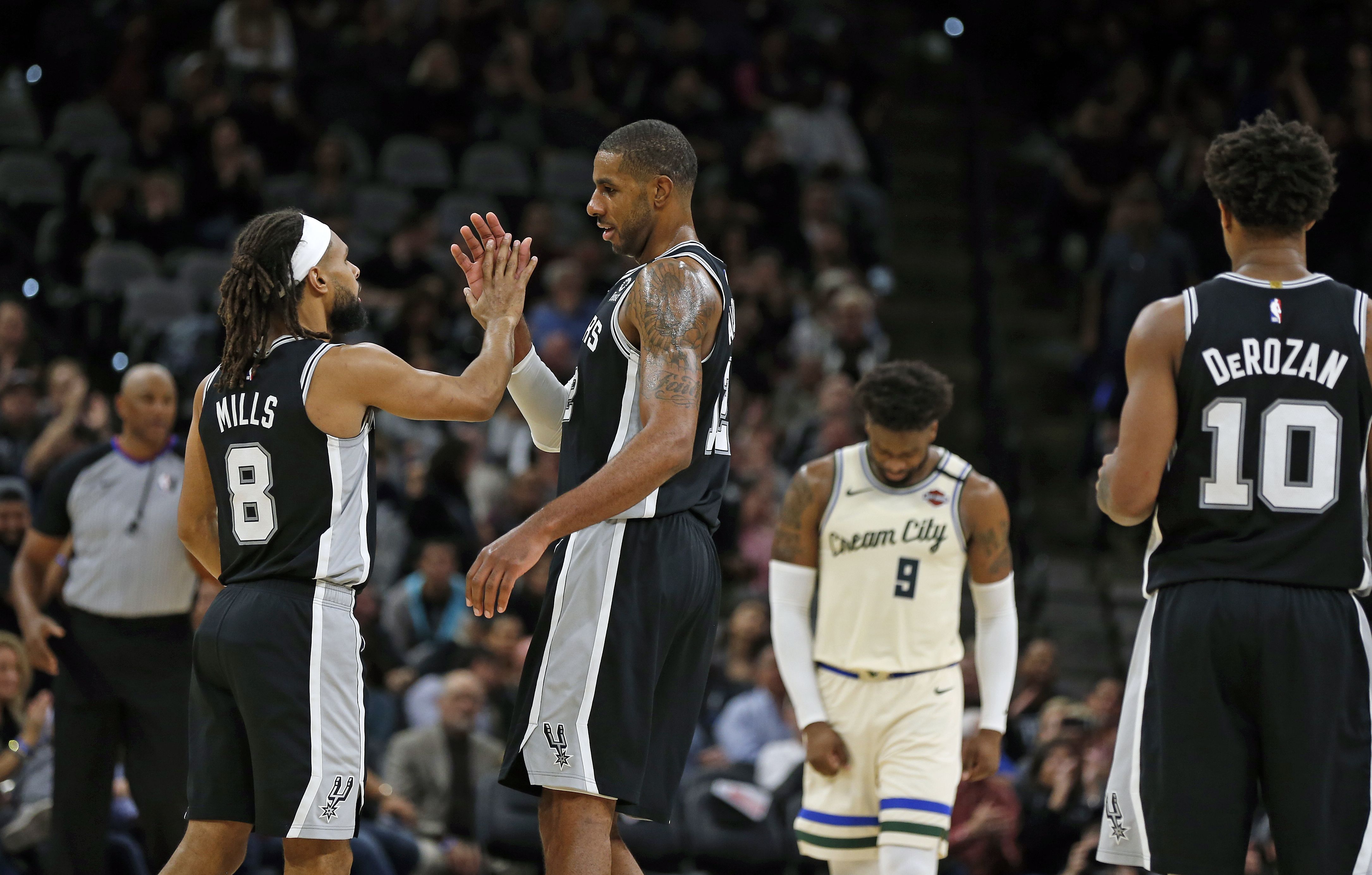 Spurs players high-fiving