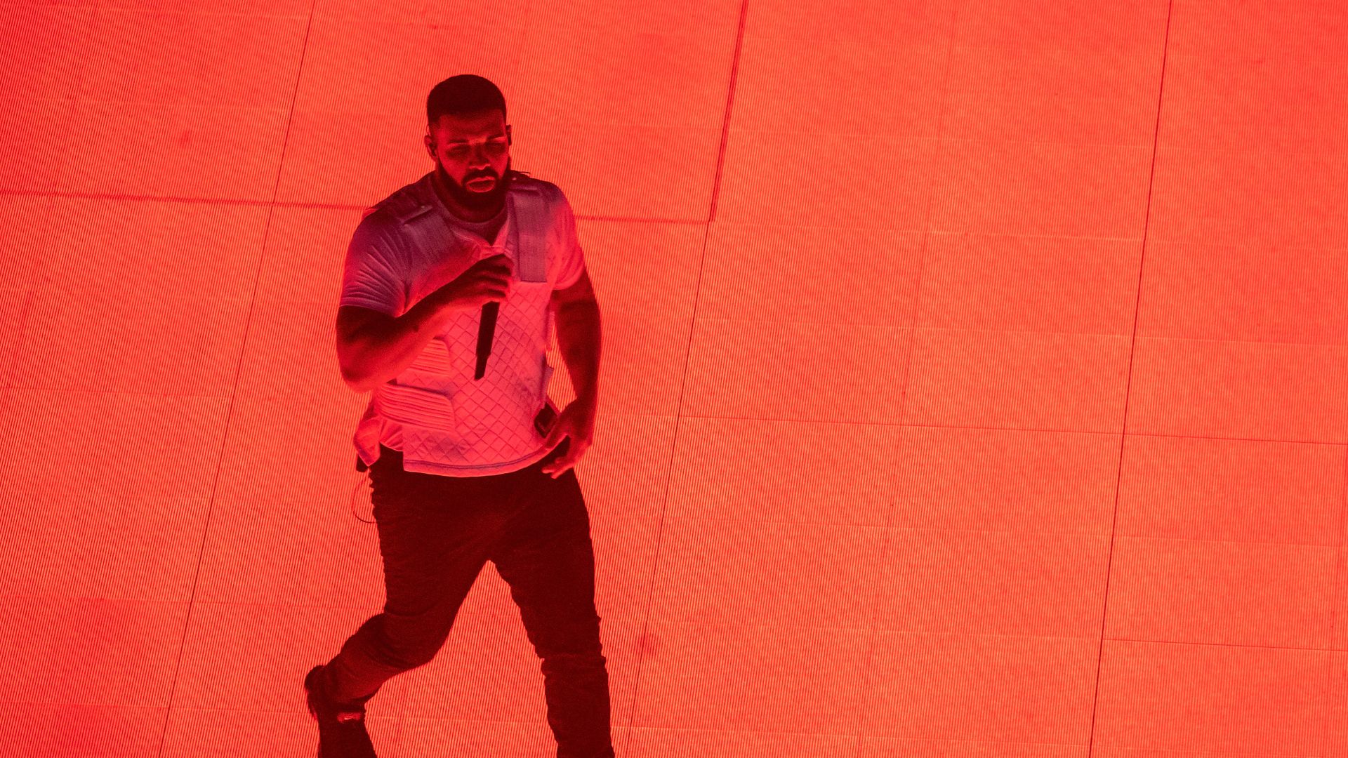 Drake performs at Little Caesars Arena in 2018