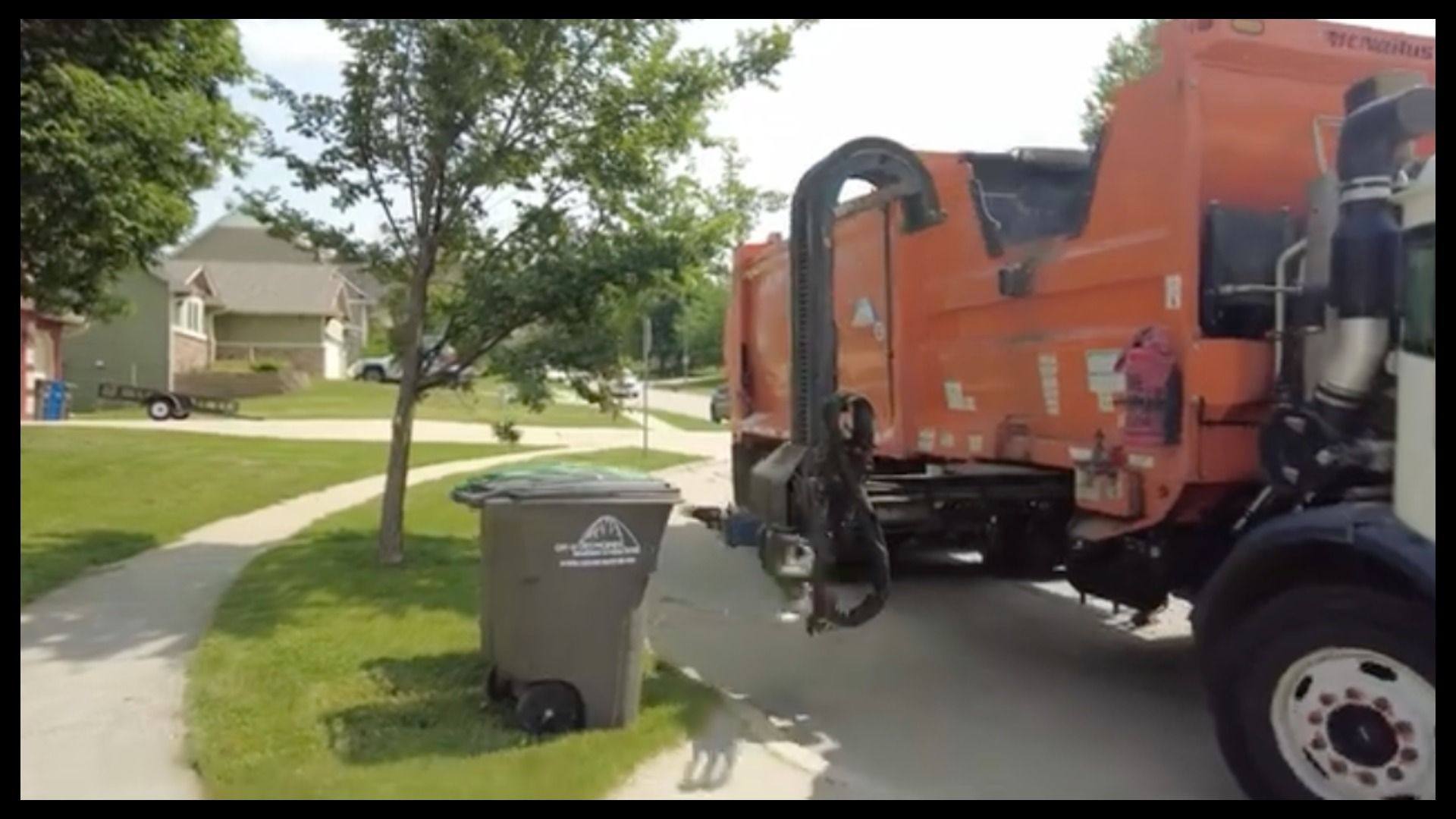A photo of a trash truck.