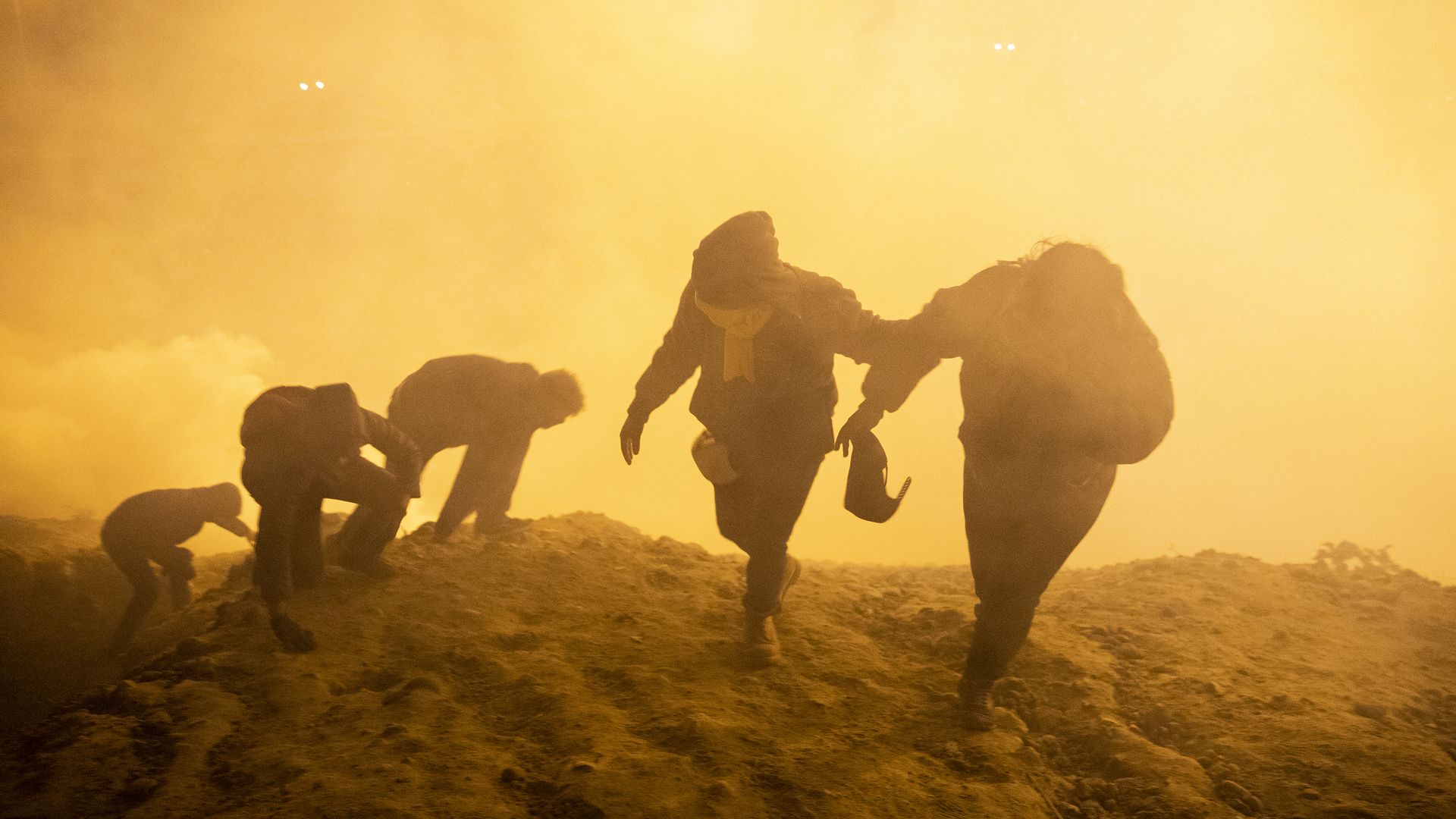 A group of Central American migrants flee the tear gas that the border police threw into Mexican territory.