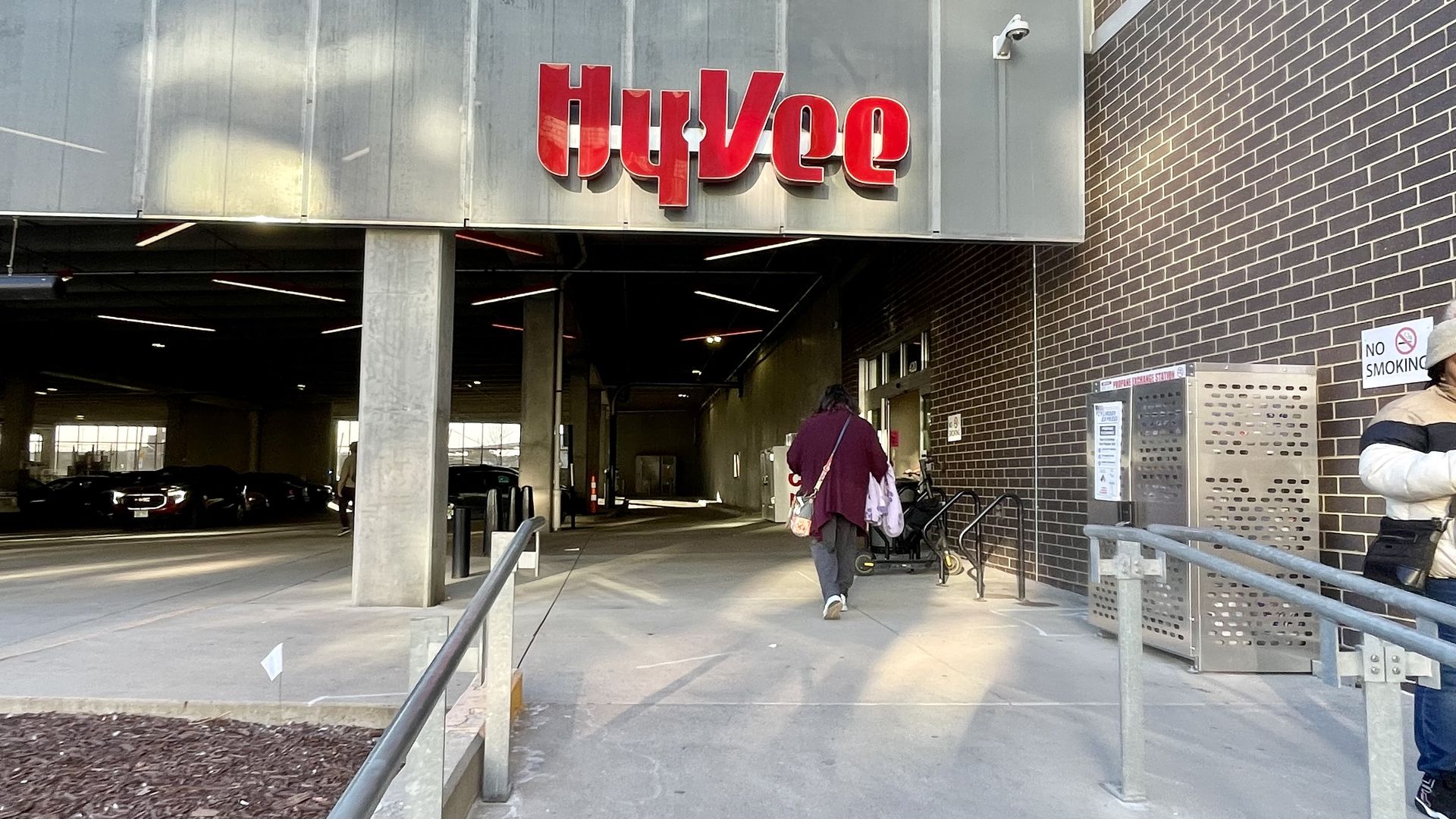 A photo of Hy-Vee.