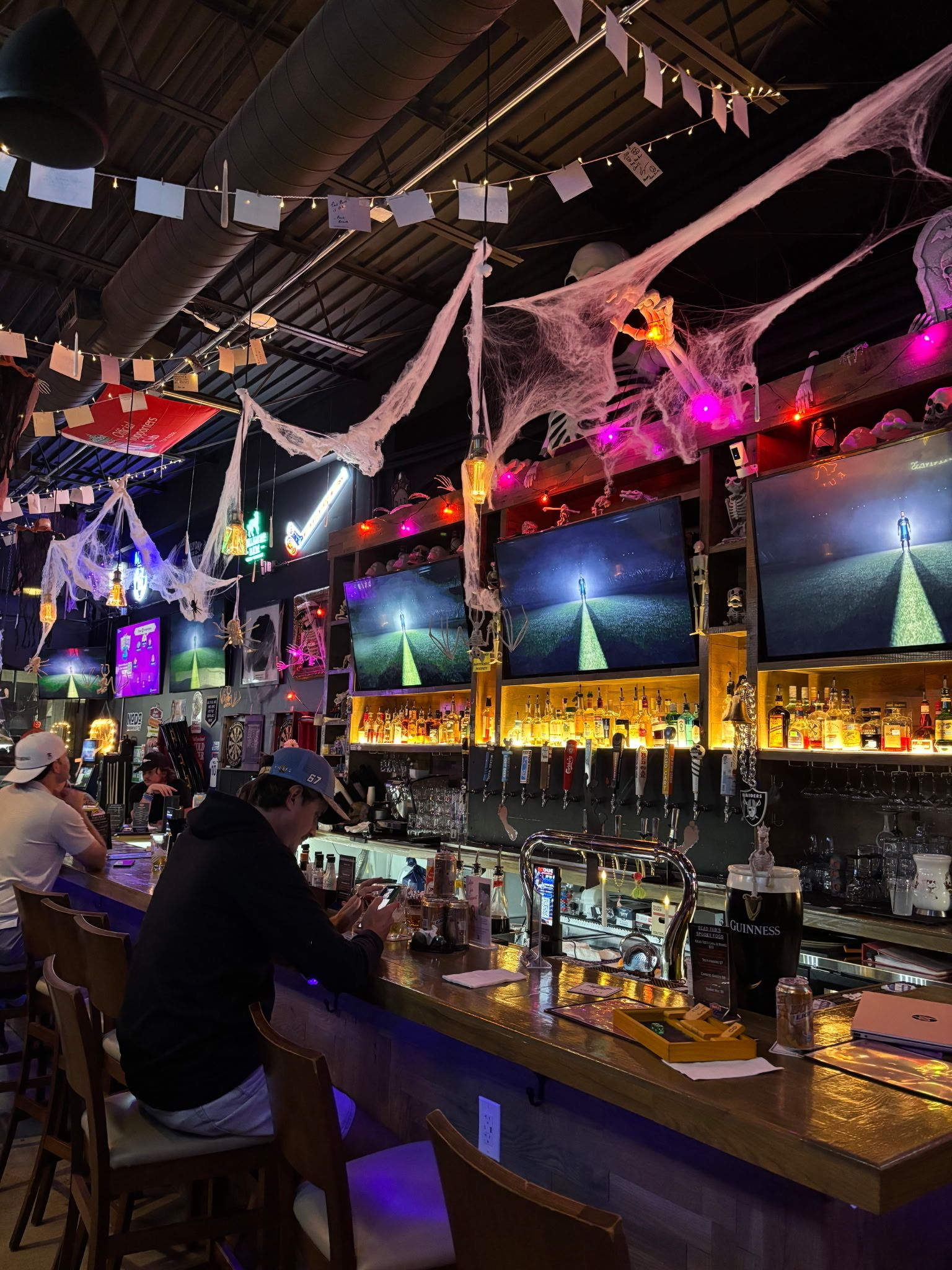 dom's dive bar