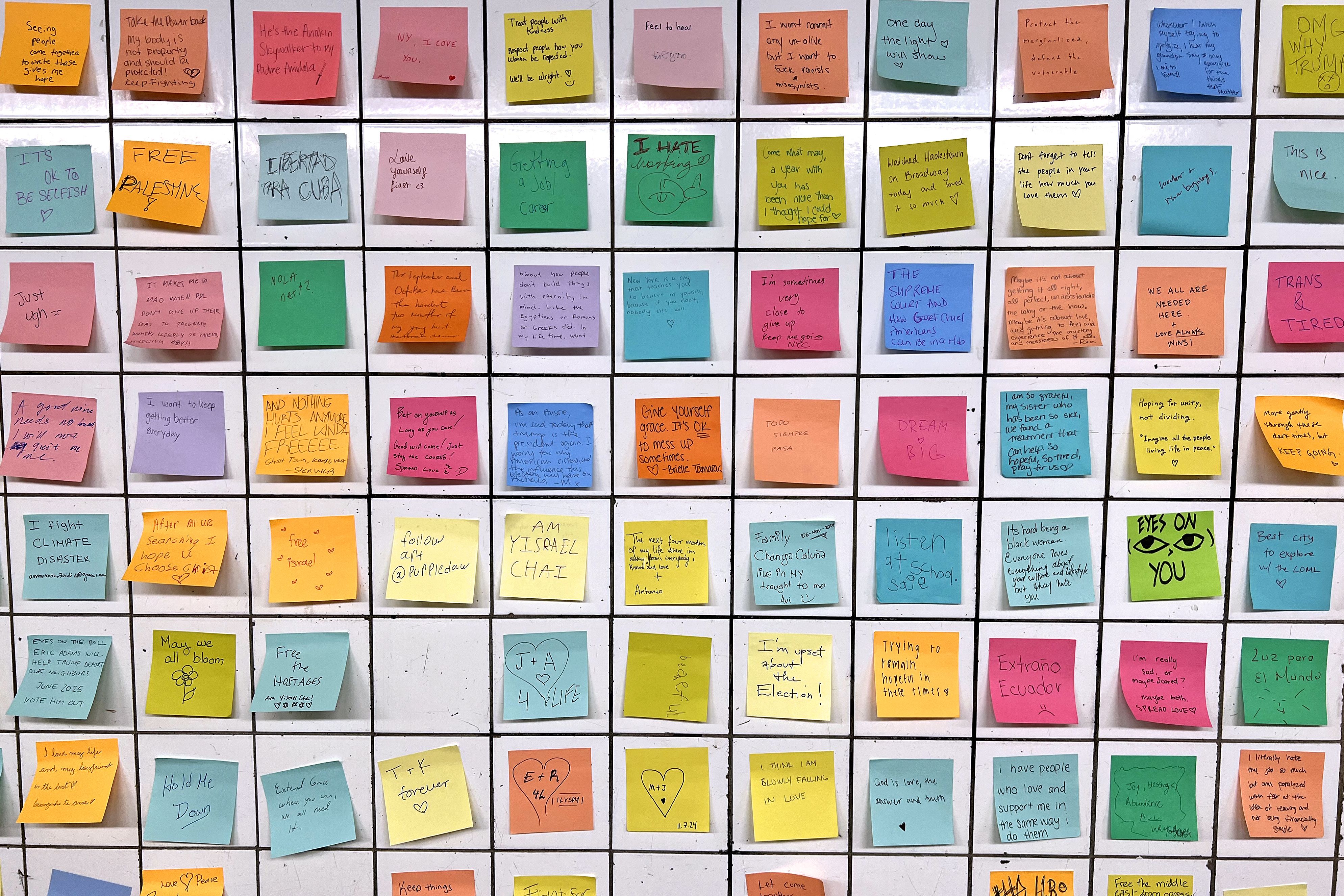 A wall of post-in notes