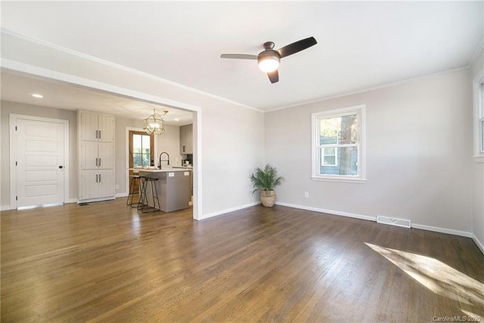 3120 Parkway Ave living room