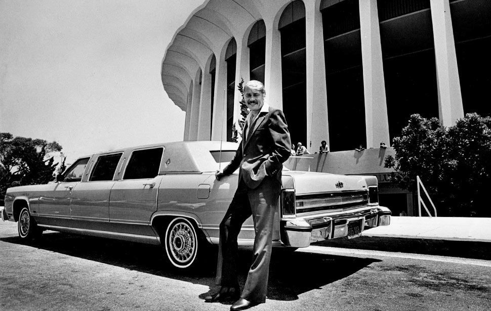 Jerry Buss leaning on his car