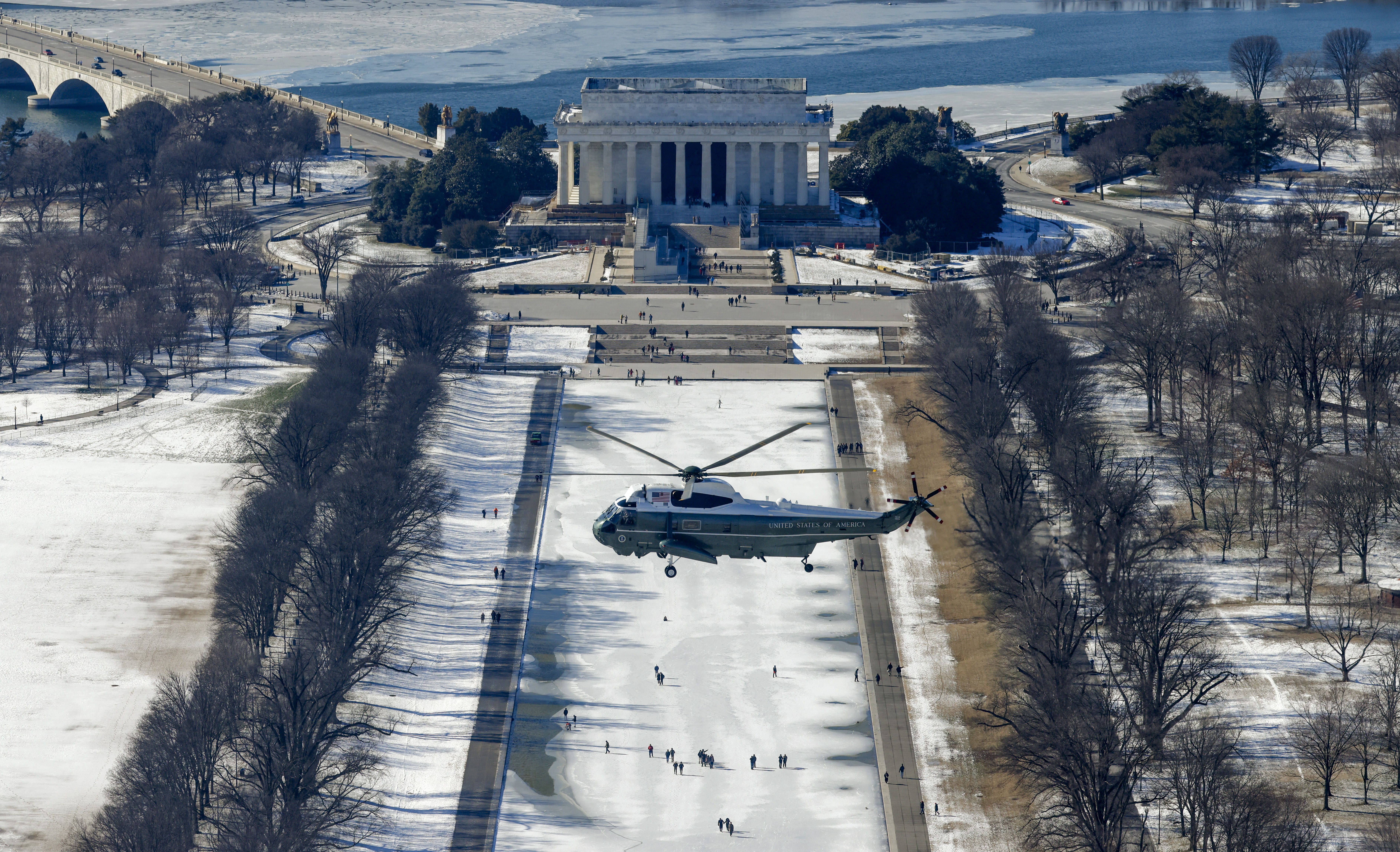 A helicopter carrying former U.S. President Joe Biden flies over the Lincoln Memorial following the inauguration ceremony of Donald Trump as the 47th U.S. President which was held inside the Rotunda, in Washington, DC, U.S. January 20, 2025. (Photo by Brendan McDermid / AFP) (Photo by BRENDAN MCDERM