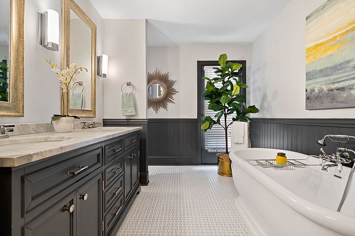 311 W. 9th St. home feature bathroom