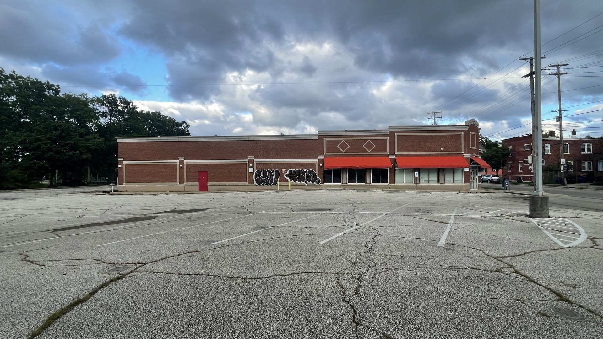 A side image of a vacant CVS building in Cleveland 