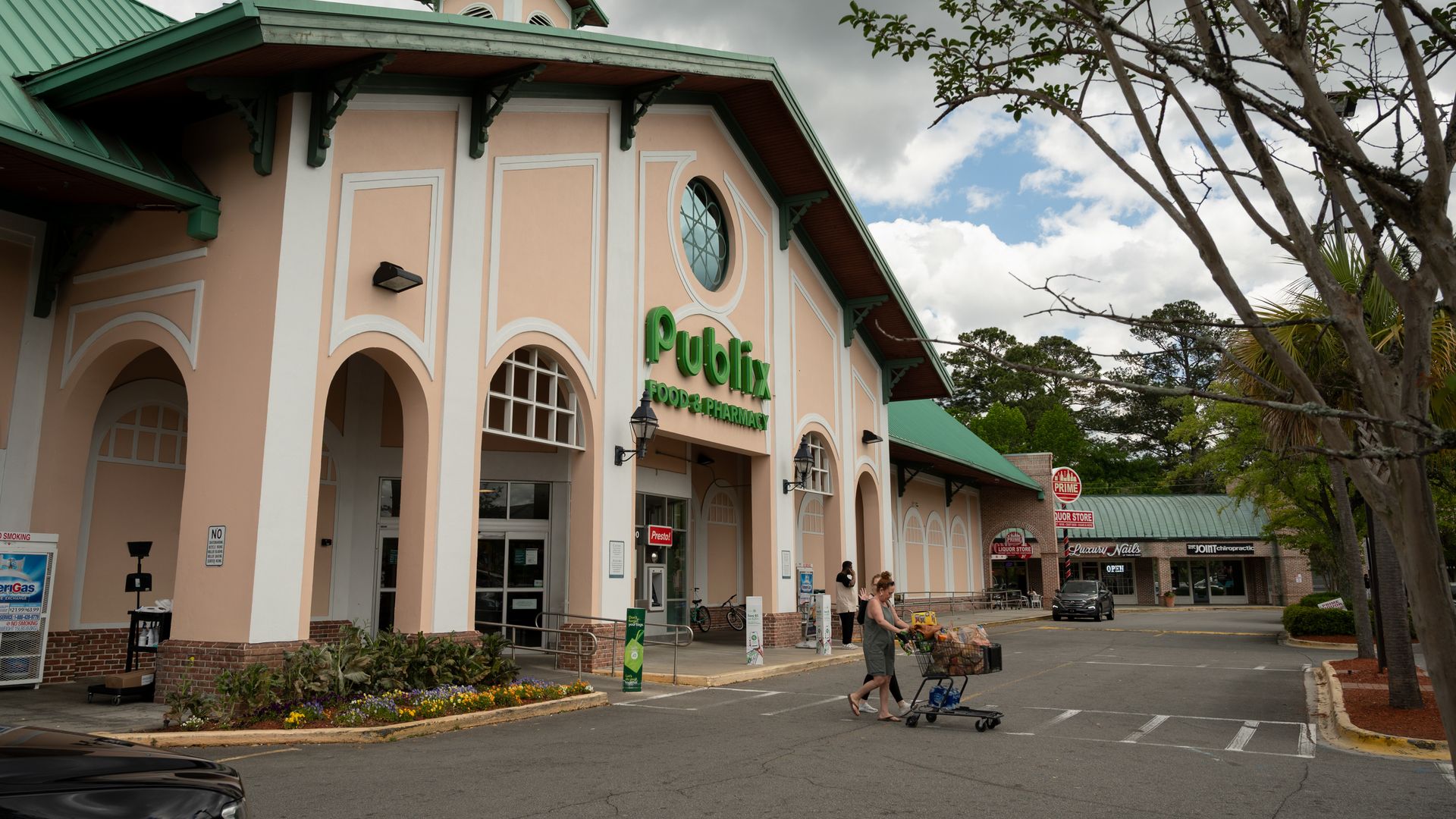 A Publix grocery store in Savannah, Georgia, US, on Saturday, April 12, 2025. Wall Street economists maintained their forecasts for a sharp slowdown in US economic growth and warned recession risk is still elevated despite the Trump administration's decision this week to delay major tariffs on a wid