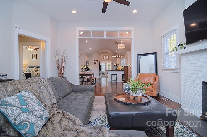 816 E 20th St interior