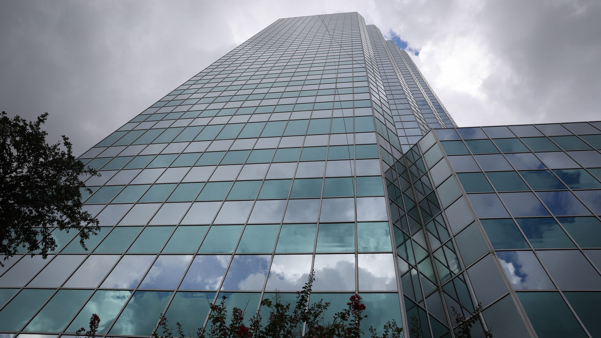 Photo of the Phoenix Tower in Houston