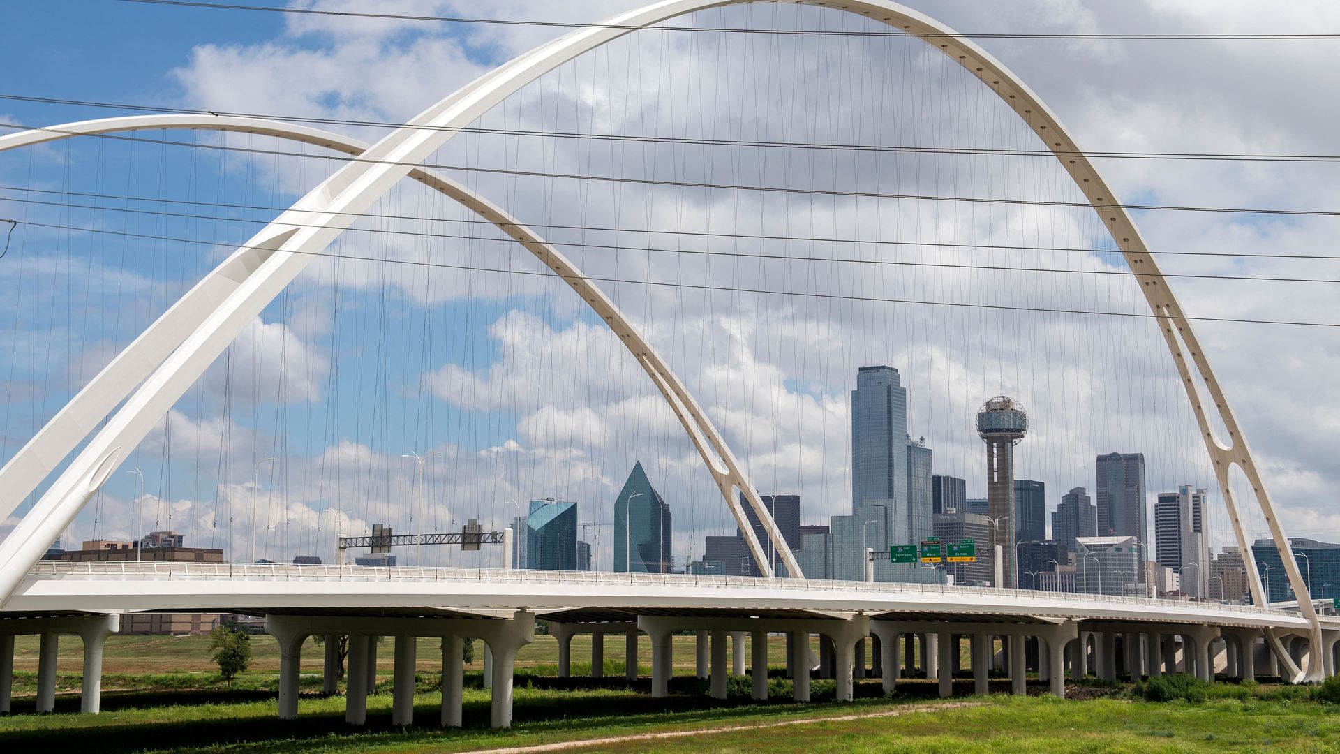 The Dallas skyline behind the Margaret McDermott Bridge