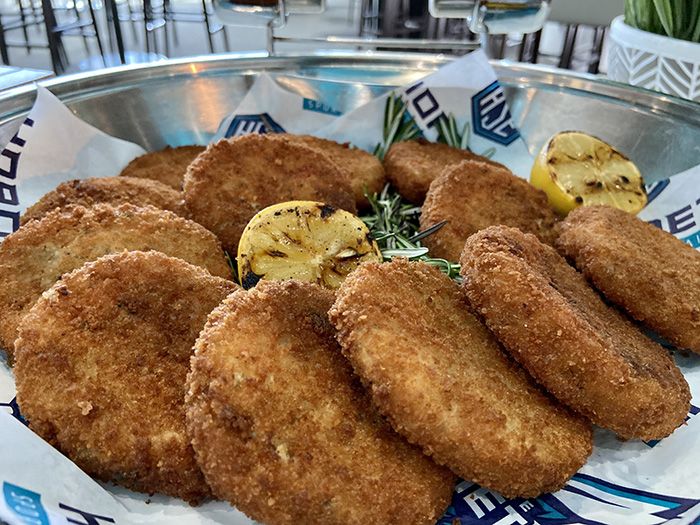 Carolina crab cakes served with zesty lemon aioli. Photo: Ashley Mahoney/Axios 