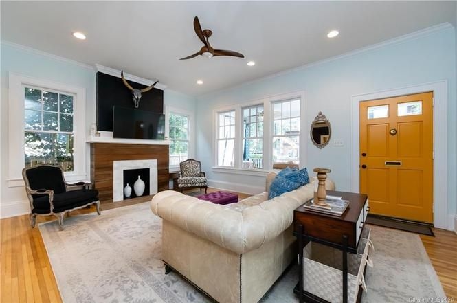 721 Hawthorne Ln living room