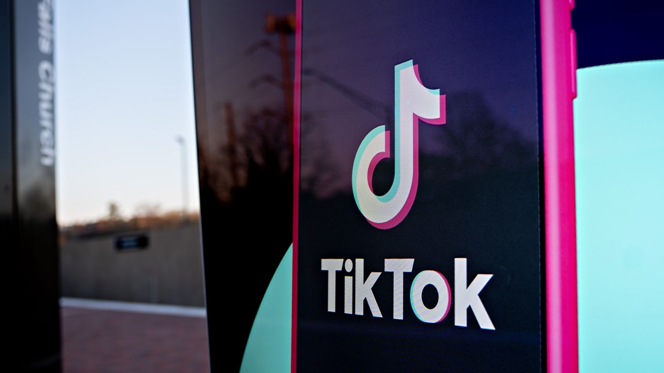 Experts debunk viral TikTok videos about WARN Act and major layoffs