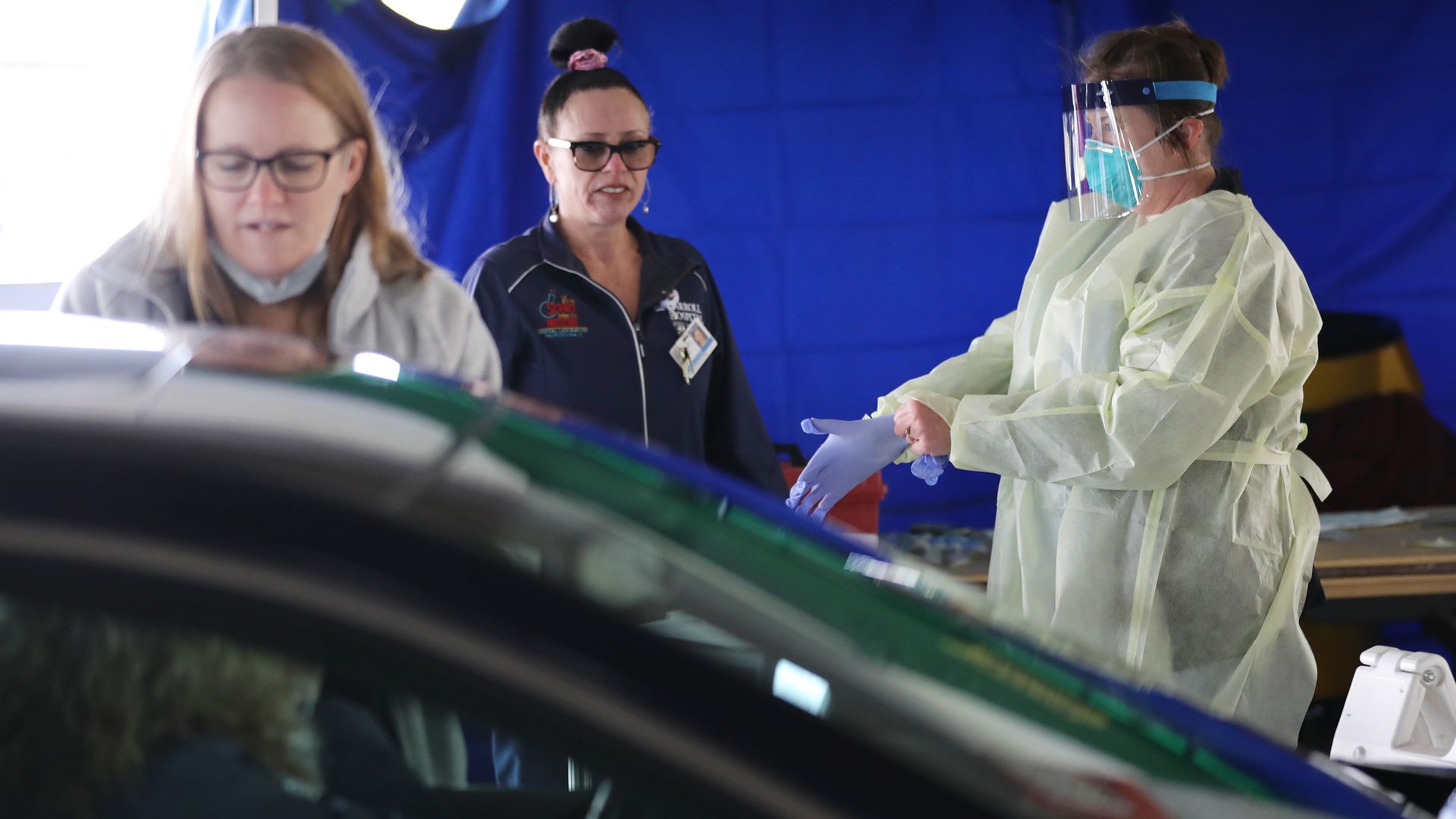 A photo of a drive-thru testing site.