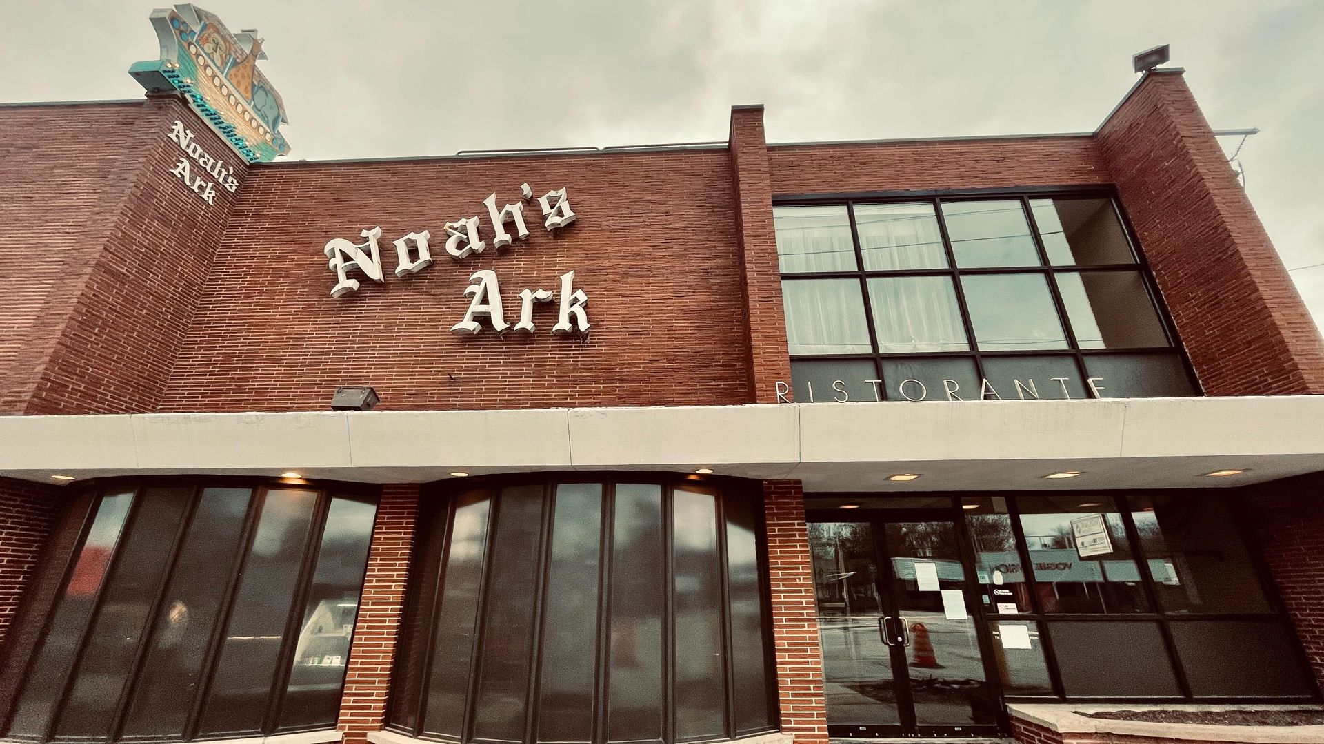 A photo of Noah's Ark restaurant in Des Moines.