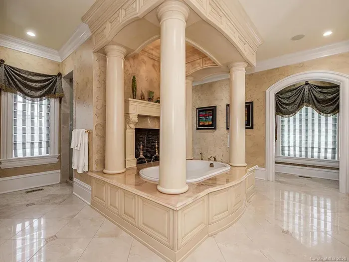 7430 Baltusrol Ln bath